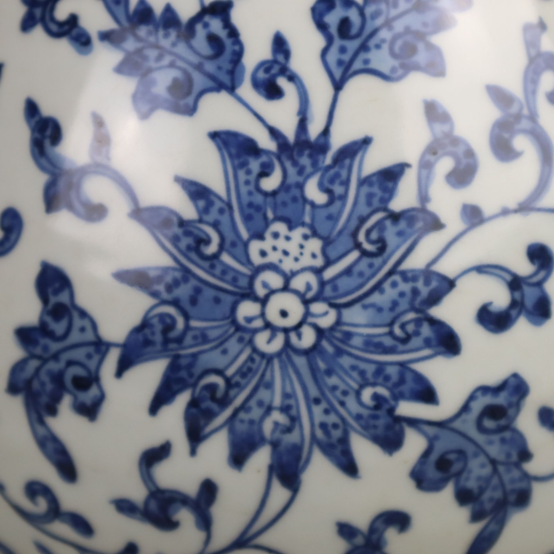 Blau-Weiß-Vase - China, Vase vom Typ Yuhuchun, allseits Bemalung in Unterglasur - Image 4 of 8