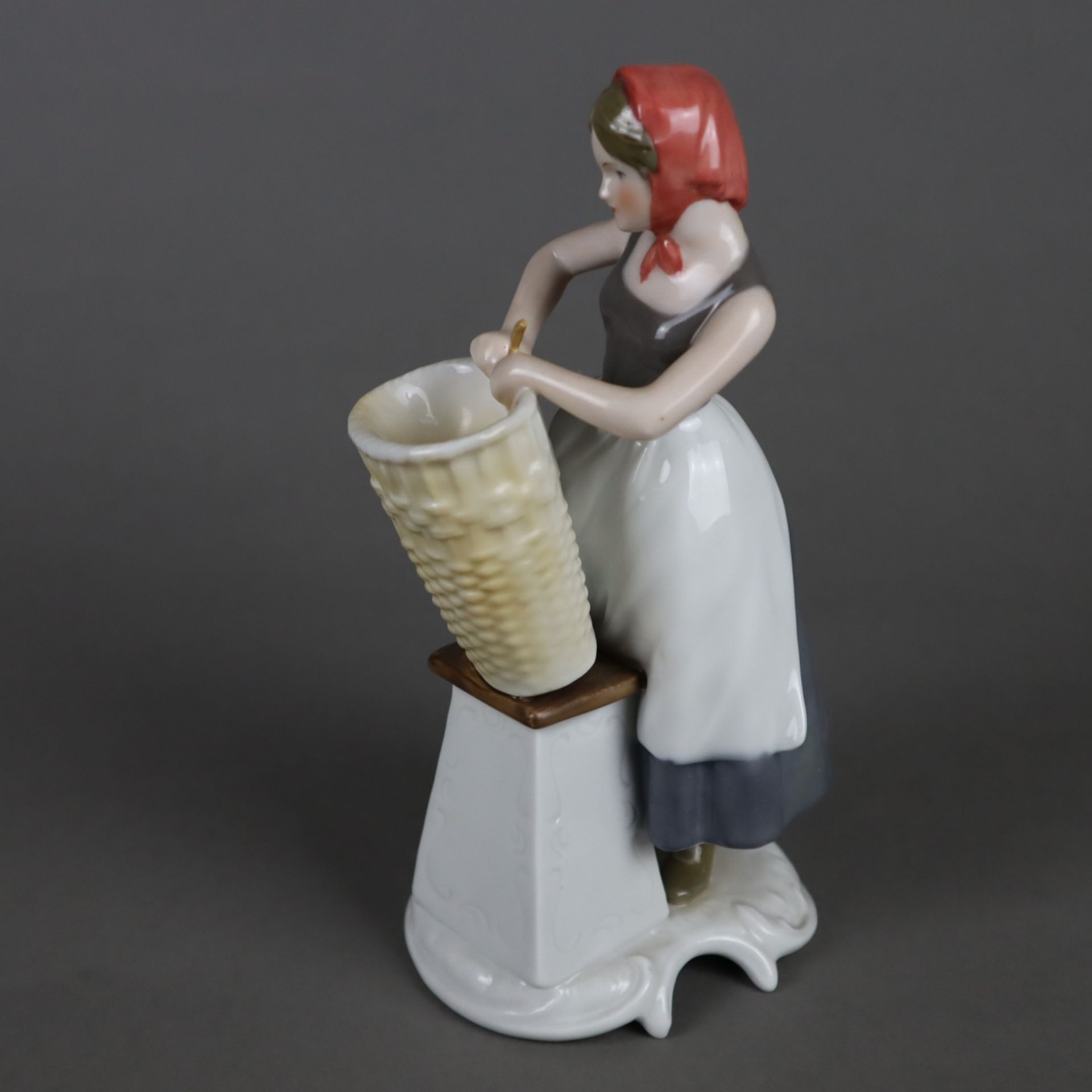 Porzellanfigur "Korbflechterin" - Goebel, Porzellan, polychrom bemalt in Pastel - Bild 2 aus 8
