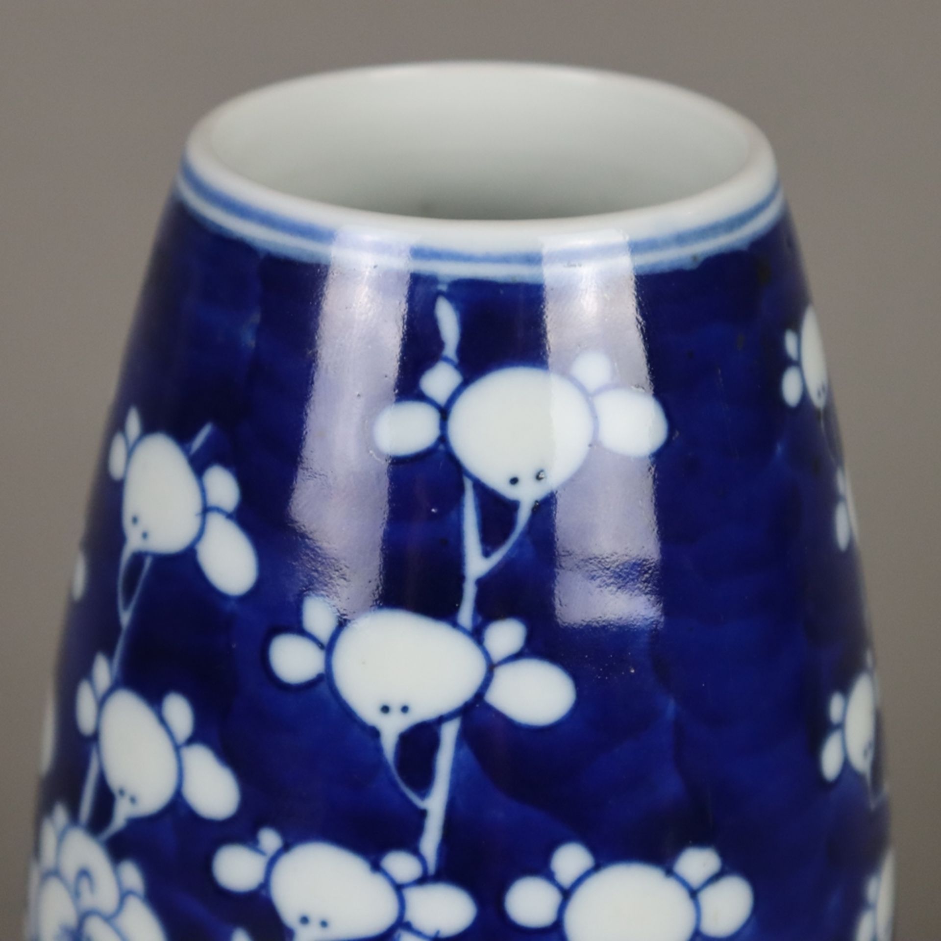 Vase mit Blütendekor - China, 20. Jh., Porzellan, Weiß-blau-Malerei mit Pflaume - Bild 2 aus 9