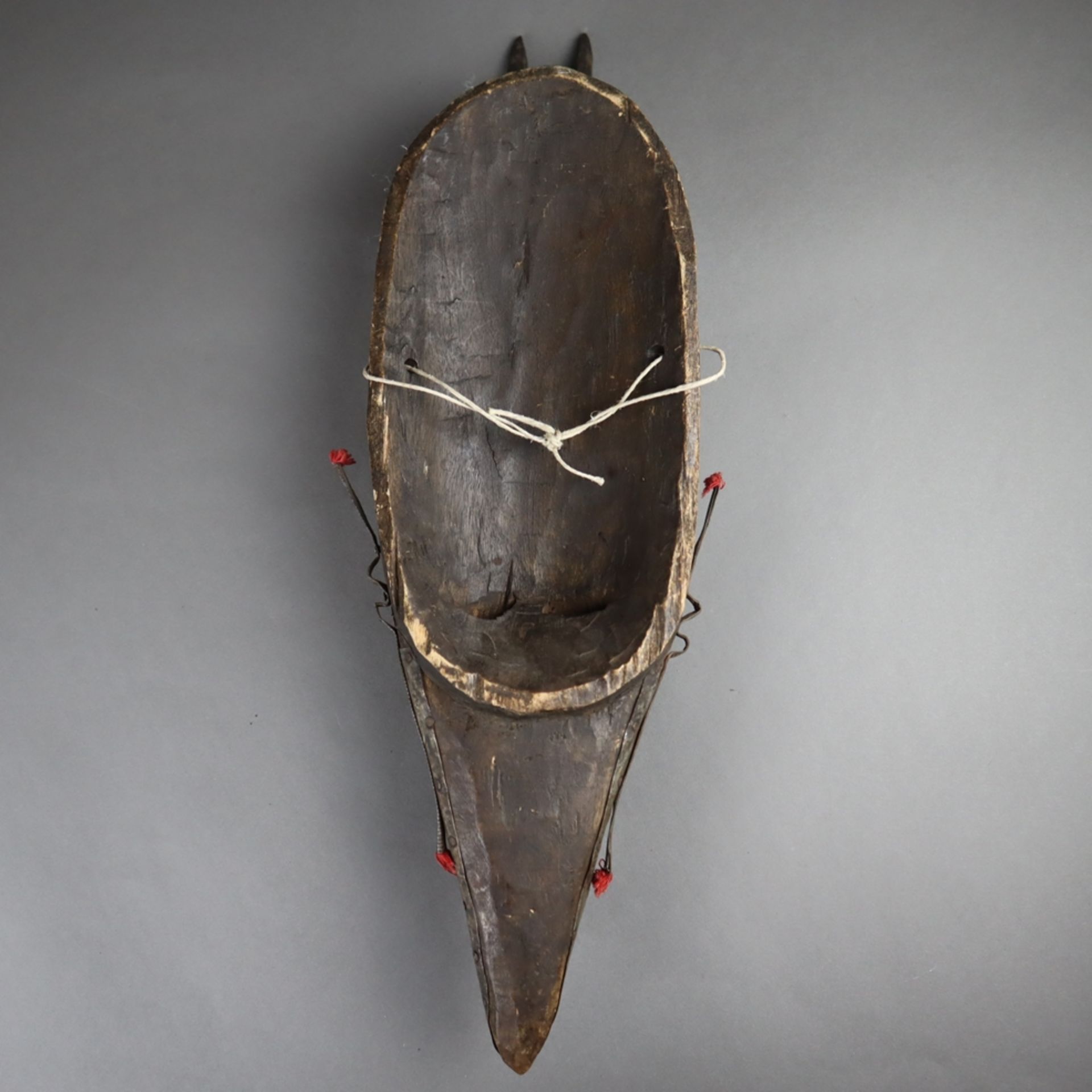 Metallbeschlagene Maske - Bambara/Marka, Mali, Holz/Metallbeschlag/Wolle, schma - Bild 6 aus 6
