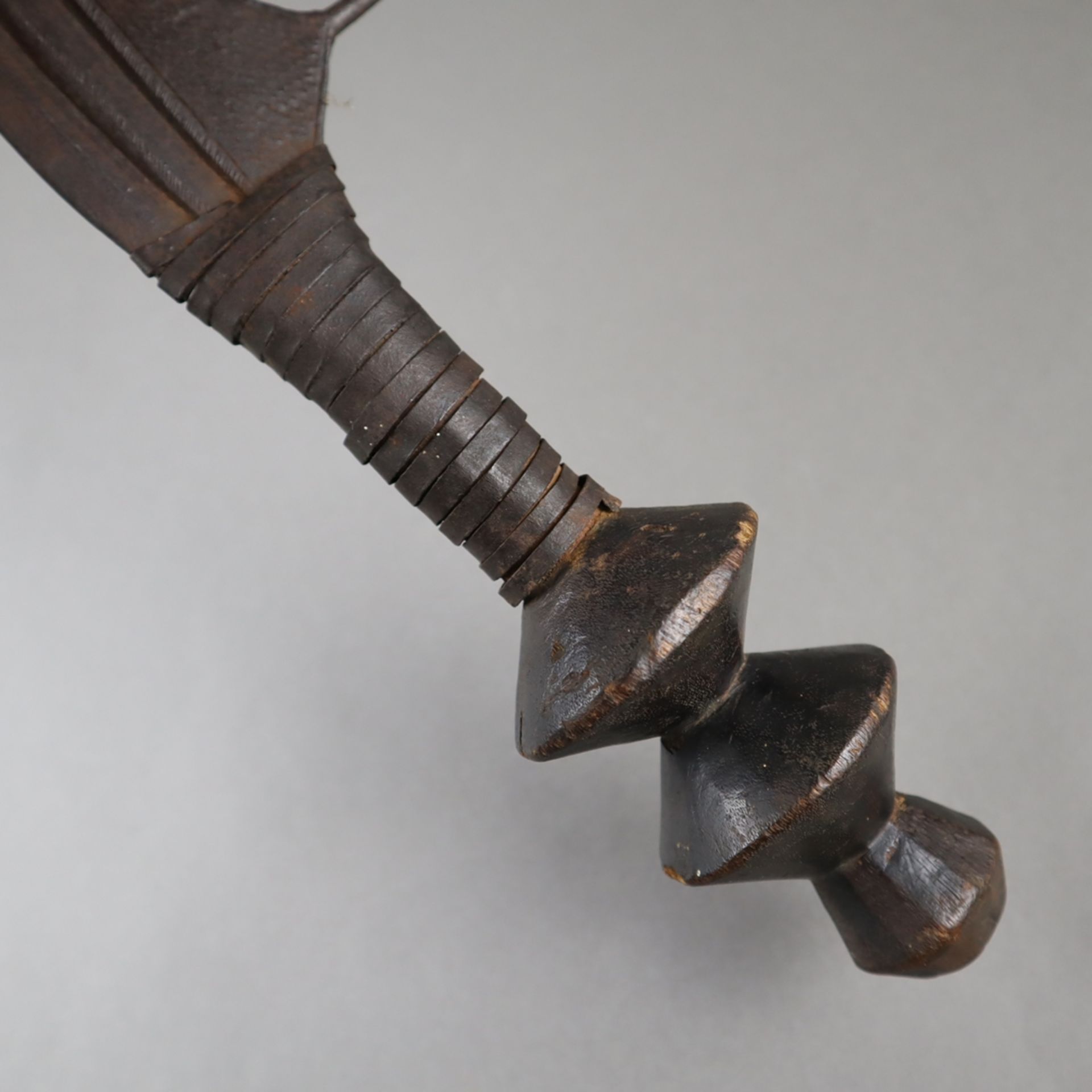 Ngulu - Sichelmesser/Richtschwert der Ngombe, D.R. Kongo, formtypische Eisenkli - Bild 5 aus 5