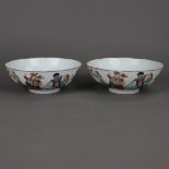 Paar Famille rose-Schalen - China, Qing-Dynastie, runde Schalen auf Standring,