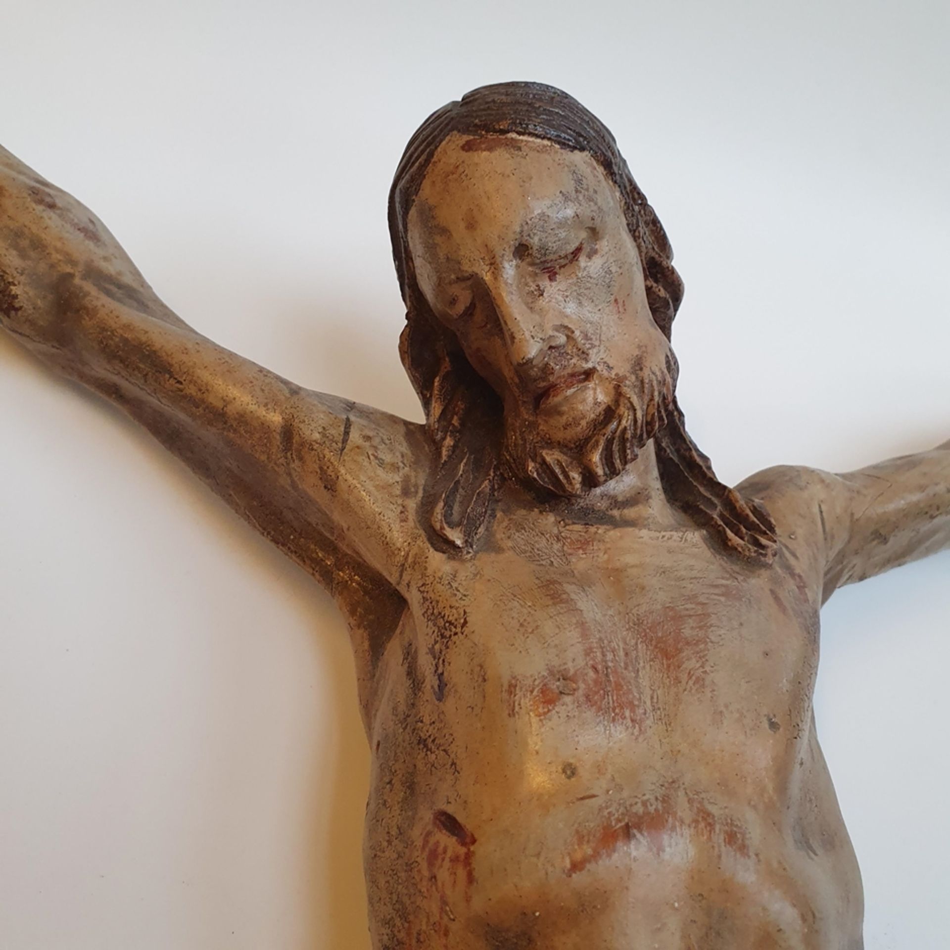 Kruzifix - 19. Jh. oder früher, Holz, vollrund geschnitzt, farbig gefasst, Dars - Image 2 of 13