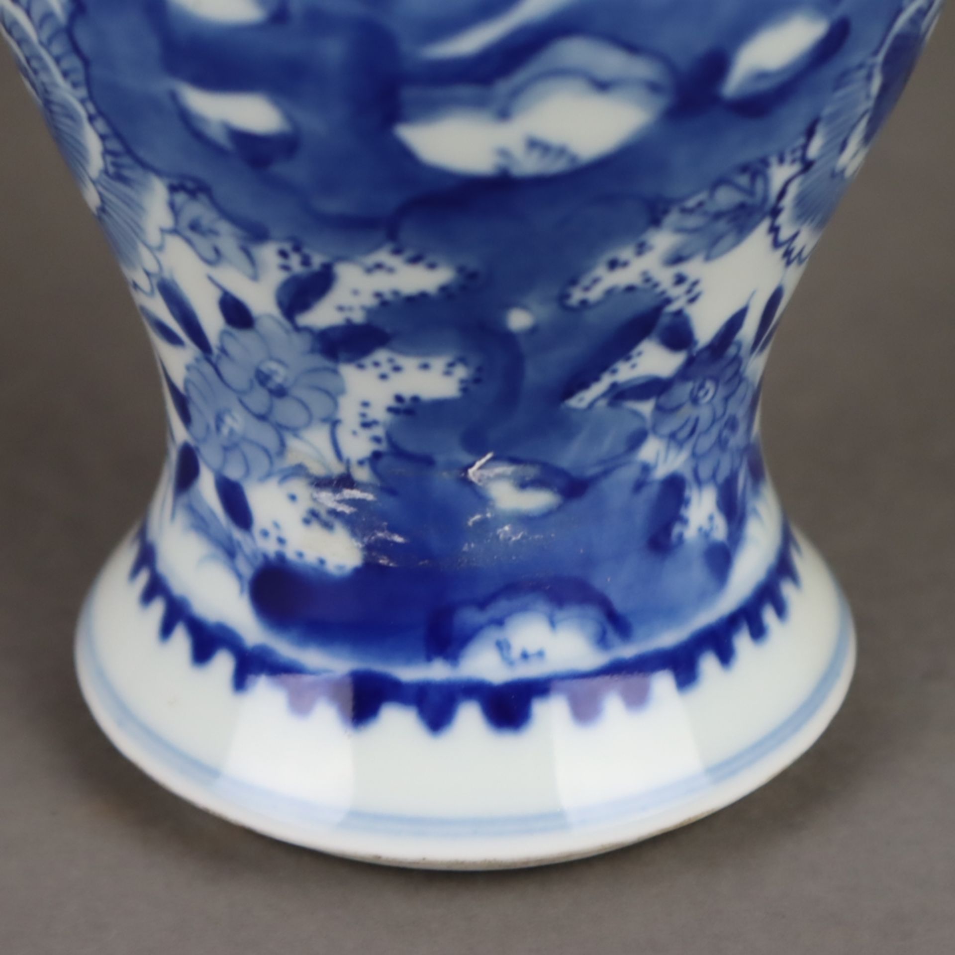 Kleine Gu-Vase - China, nach 1900, Porzellan, mit Blaumalerei in Unterglasur: P - Bild 6 aus 8