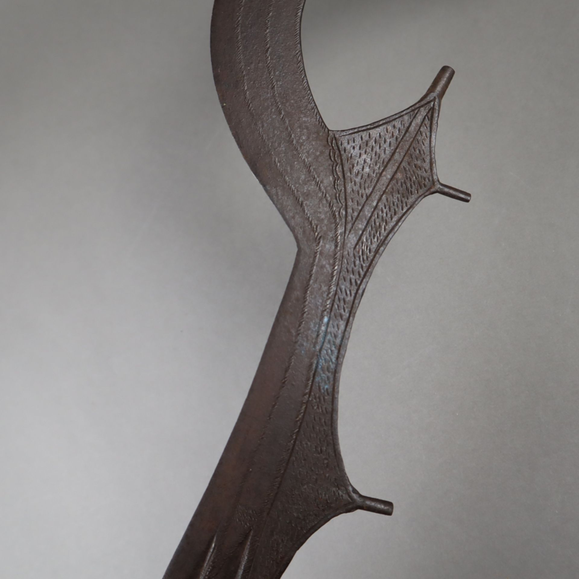 Ngulu - Sichelmesser/Richtschwert der Ngombe, D.R. Kongo, formtypische Eisenkli - Bild 3 aus 5