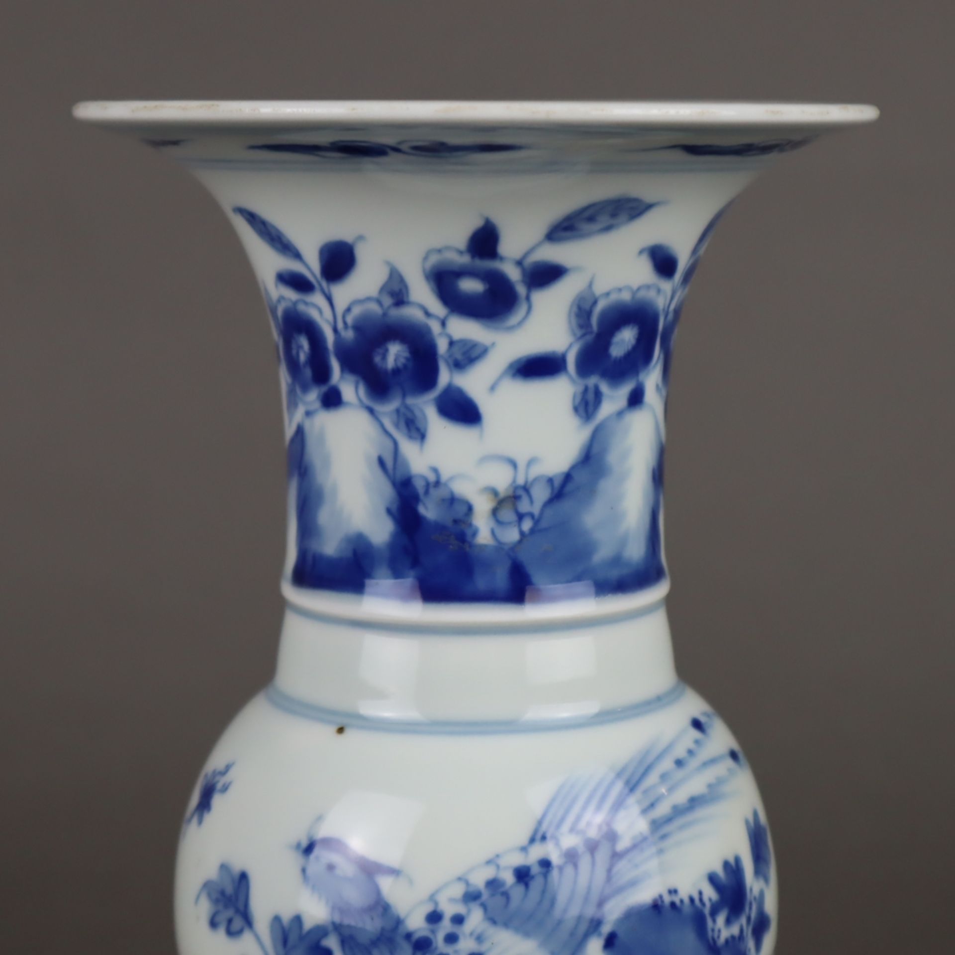 Kleine Gu-Vase - China, nach 1900, Porzellan, mit Blaumalerei in Unterglasur: P - Bild 3 aus 8