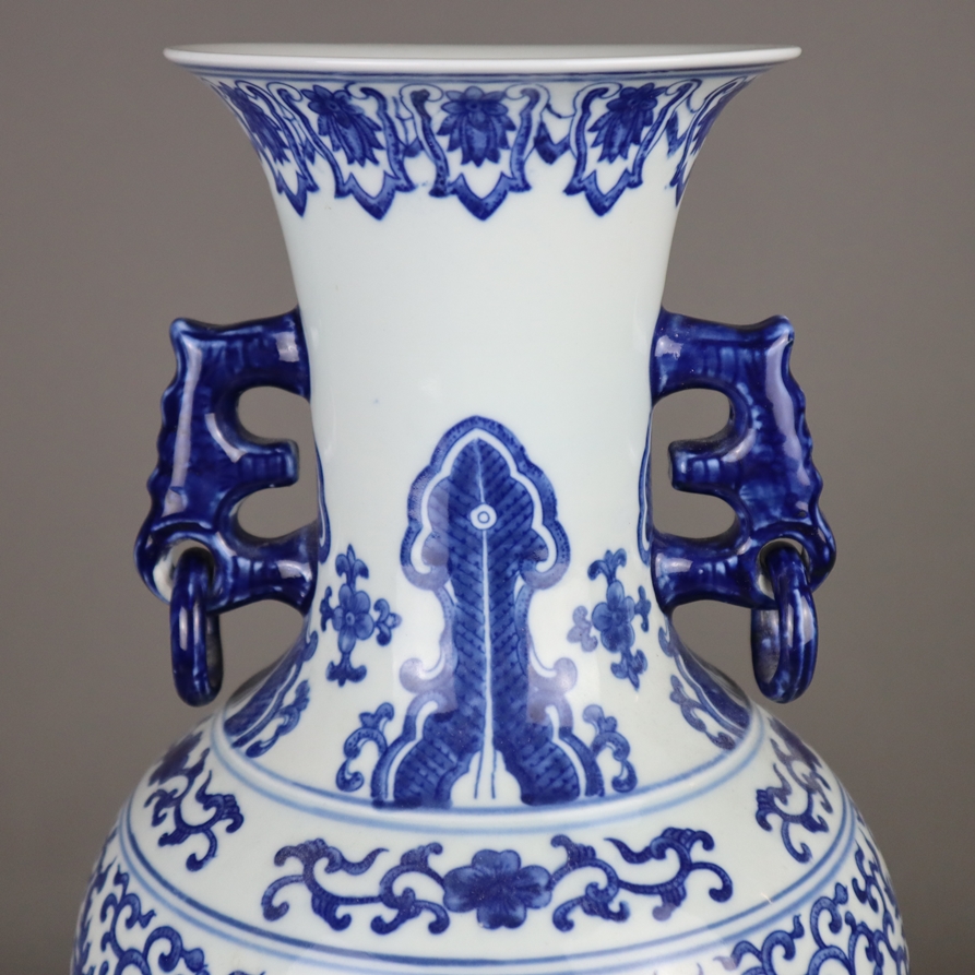 Blau-weiße Vase - China, Balusterform mit leicht ausgestellter Mündung, dekorie - Image 3 of 11