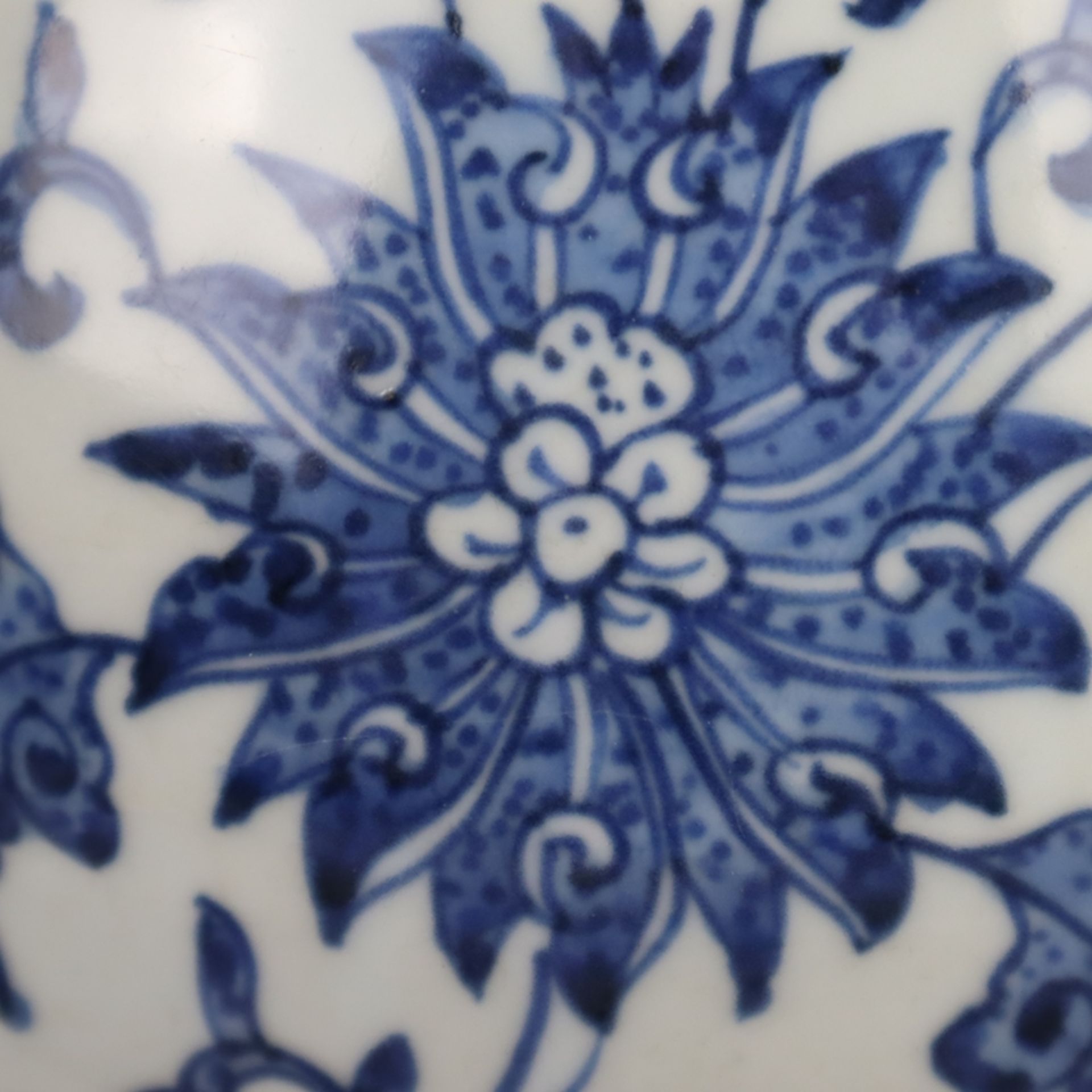 Blau-Weiß-Vase - China, Vase vom Typ Yuhuchun, allseits Bemalung in Unterglasur - Image 6 of 8