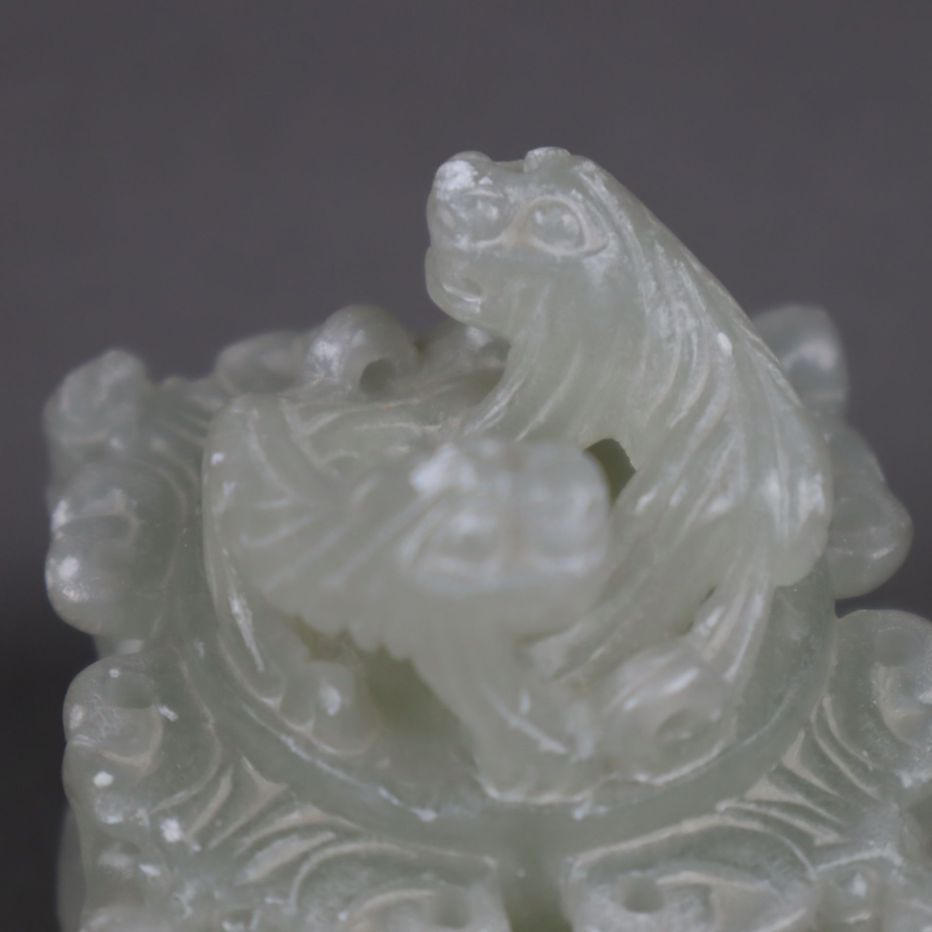 Deckelgefäß – China, Schnitzarbeit aus glänzendem transluzentem Speckstein (ähn - Bild 4 aus 6