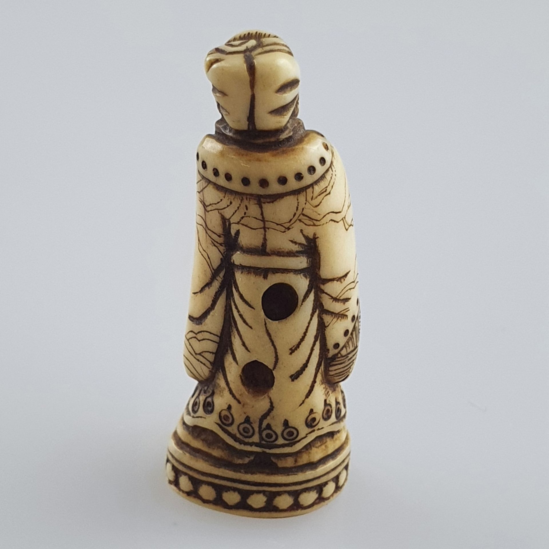 Schmales Katabori-Netsuke - Japan, Elfenbein, fein geschnitten, Höfling im lang - Bild 5 aus 7