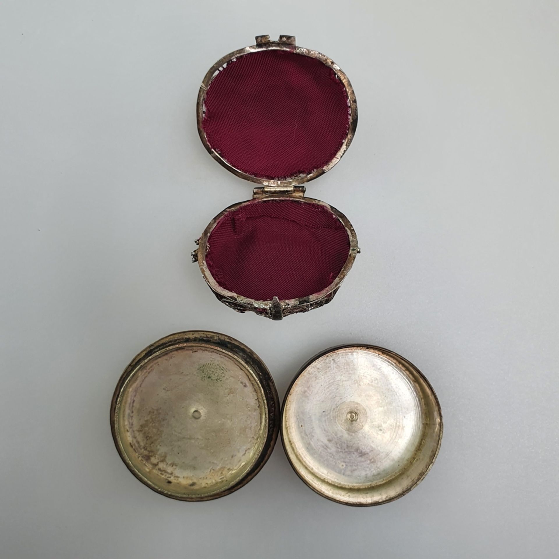 Zwei Miniaturdosen - wohl 19.Jh., 1x runde orientalische Metalldose mit ziselie - Bild 5 aus 6