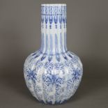 Große Vase - Keramik, bauchiger, gerillter Körper mit Langhals, unterglasurblau