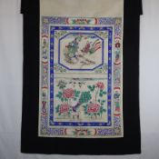 Hochzeits-Wandbehang mit Glücksymbolik- China 20.Jh., Textilstoff mit schwarzer