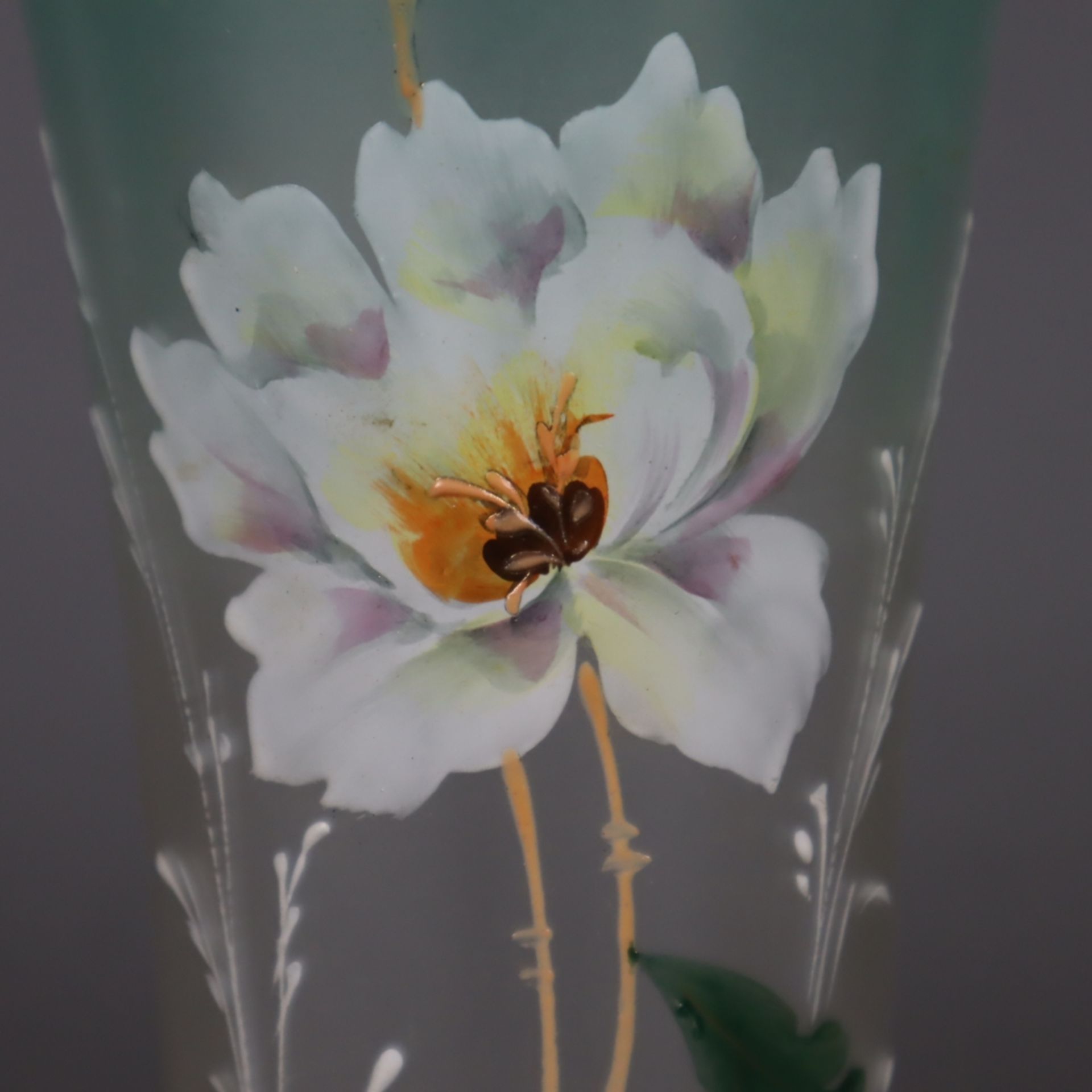 Glasvase - Klarglas, mattiert, Schauseite mit polychromem Blumendekor, Keulenfo - Image 3 of 7