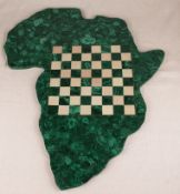 Schachbrett- Platte in Form des Kontinents Afrika, grüner geäderter Malachit un