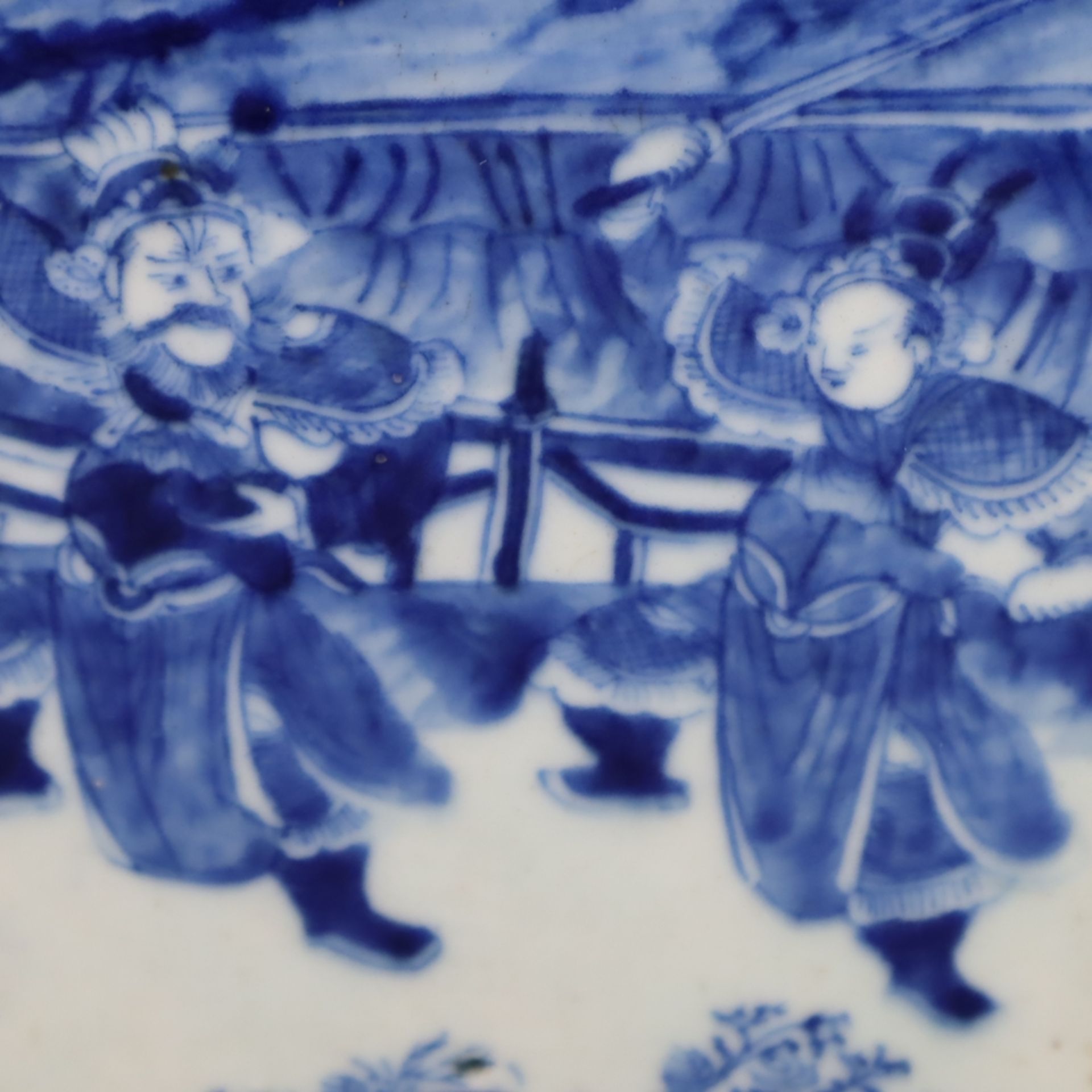 Blau-weiße Vierkantvase - China, Porzellan, Bemalung mit Landschaften mit Wächt - Bild 9 aus 14