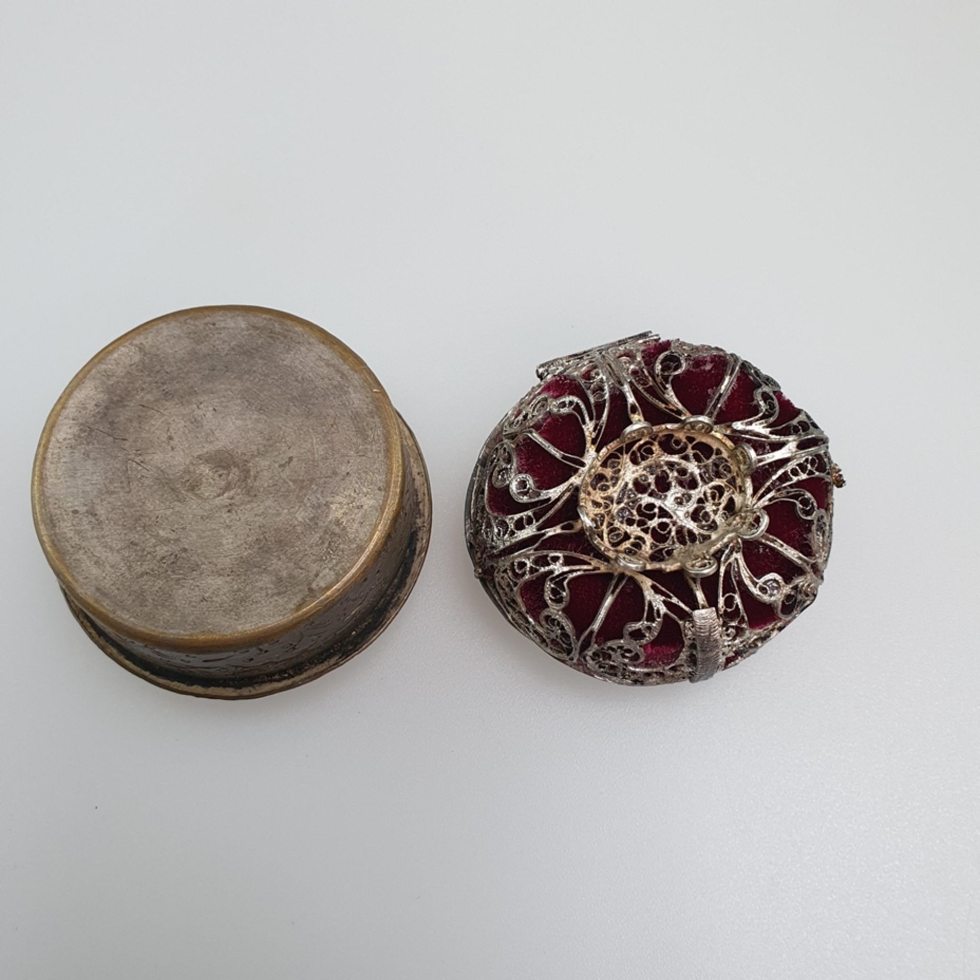 Zwei Miniaturdosen - wohl 19.Jh., 1x runde orientalische Metalldose mit ziselie - Bild 6 aus 6