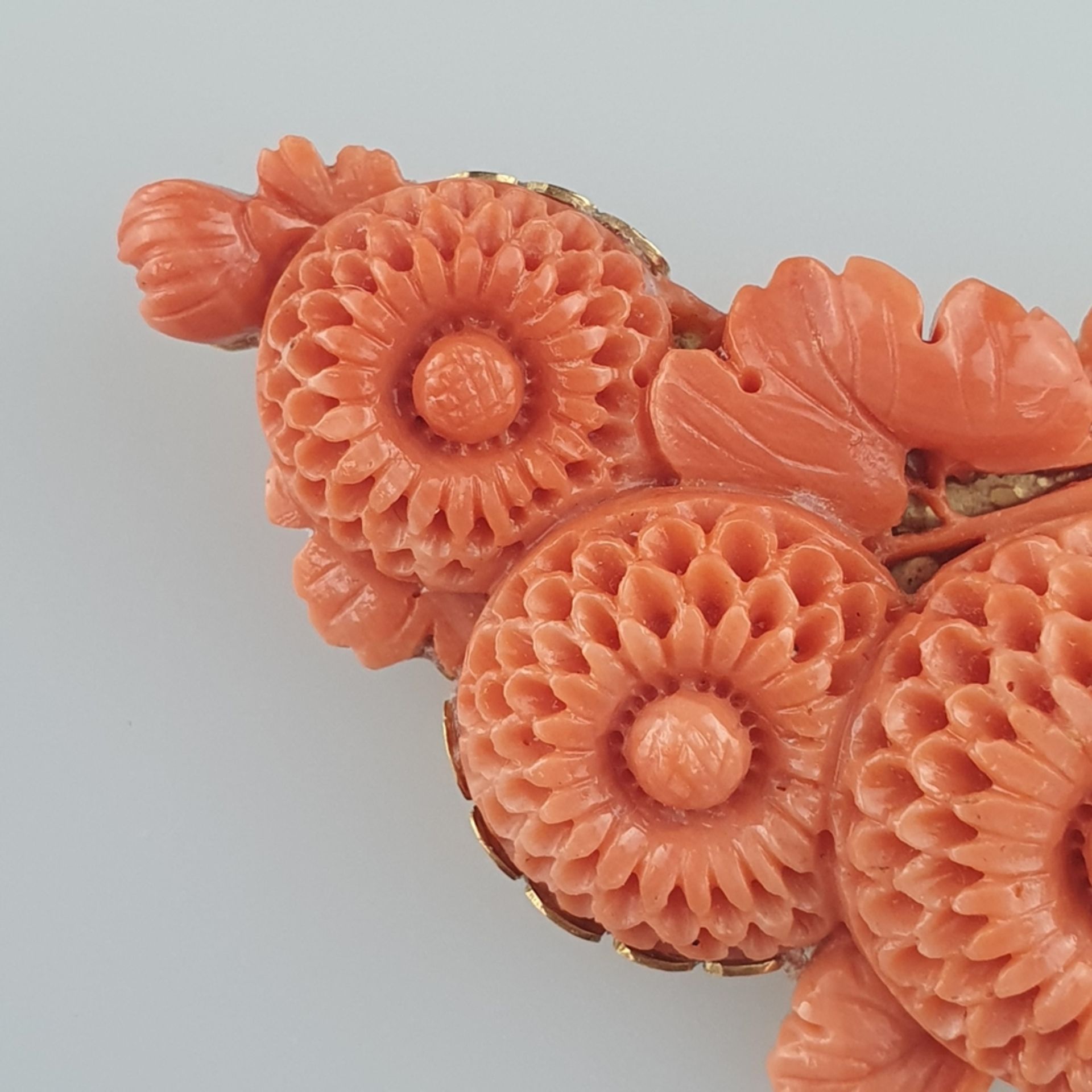 Florale Korallenbrosche - 18-Kt.-Gelbgold-Montage, verso ziergraviert, feinst g - Bild 4 aus 5