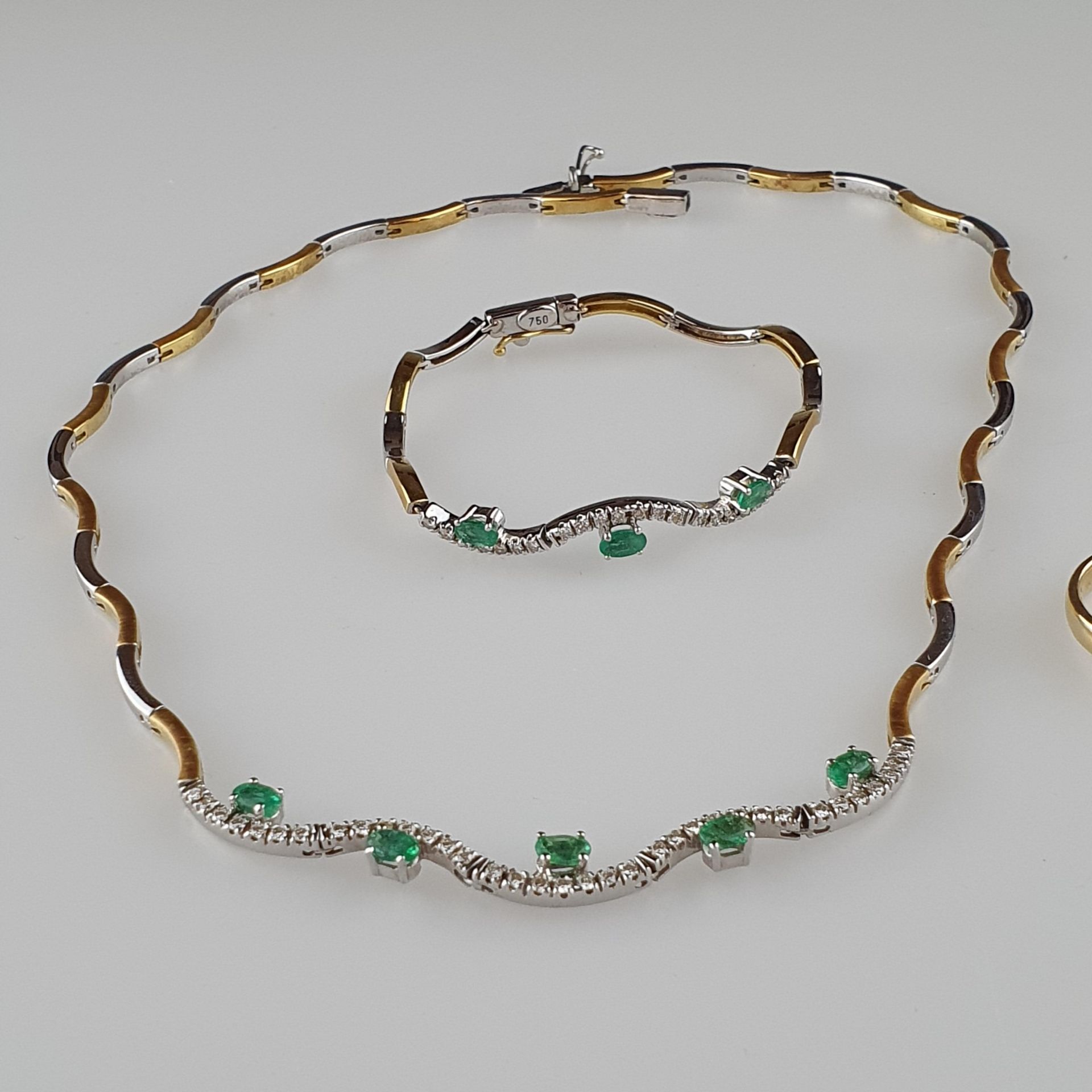 Gold-Schmuckset mit Smaragden und Brillanten - 3-teilig: 1x Collier, 750/ Bicol - Bild 2 aus 13