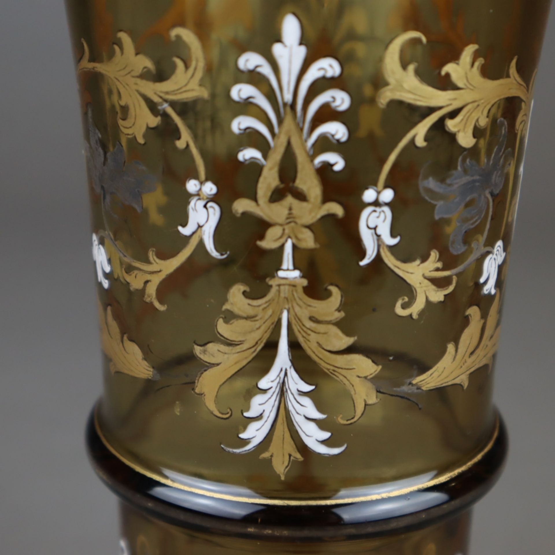 Historismus-Glasbecher - 19.Jh., dickwandiges olivgrünes Glas mit weißer floral - Bild 4 aus 6