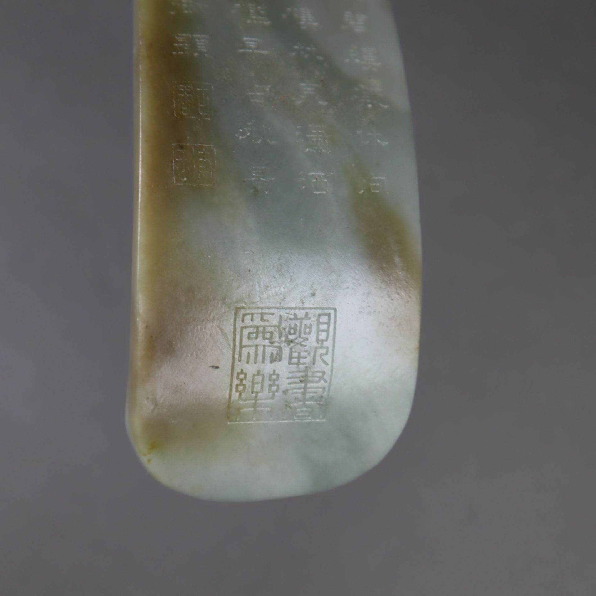 Großes Ruyi-Zepter - China, 20.Jh., seladonfarbene Jade mit weißlichen und brau - Bild 11 aus 11