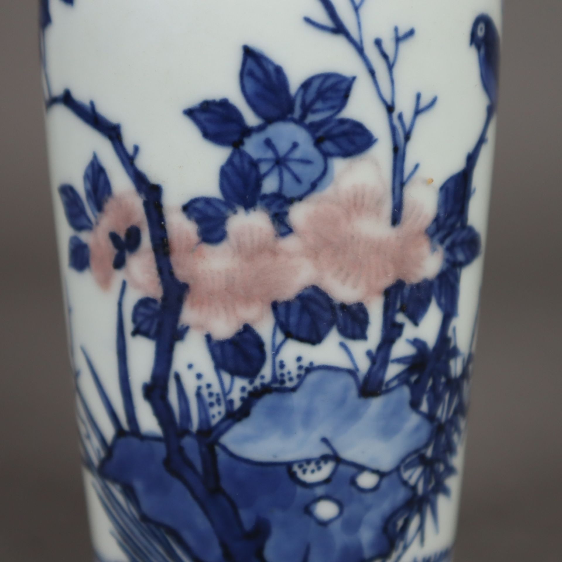 Rouleau-Vase - China, Porzellan, schlanke Form mit ausgestellter Mündung, Bemal - Image 6 of 9