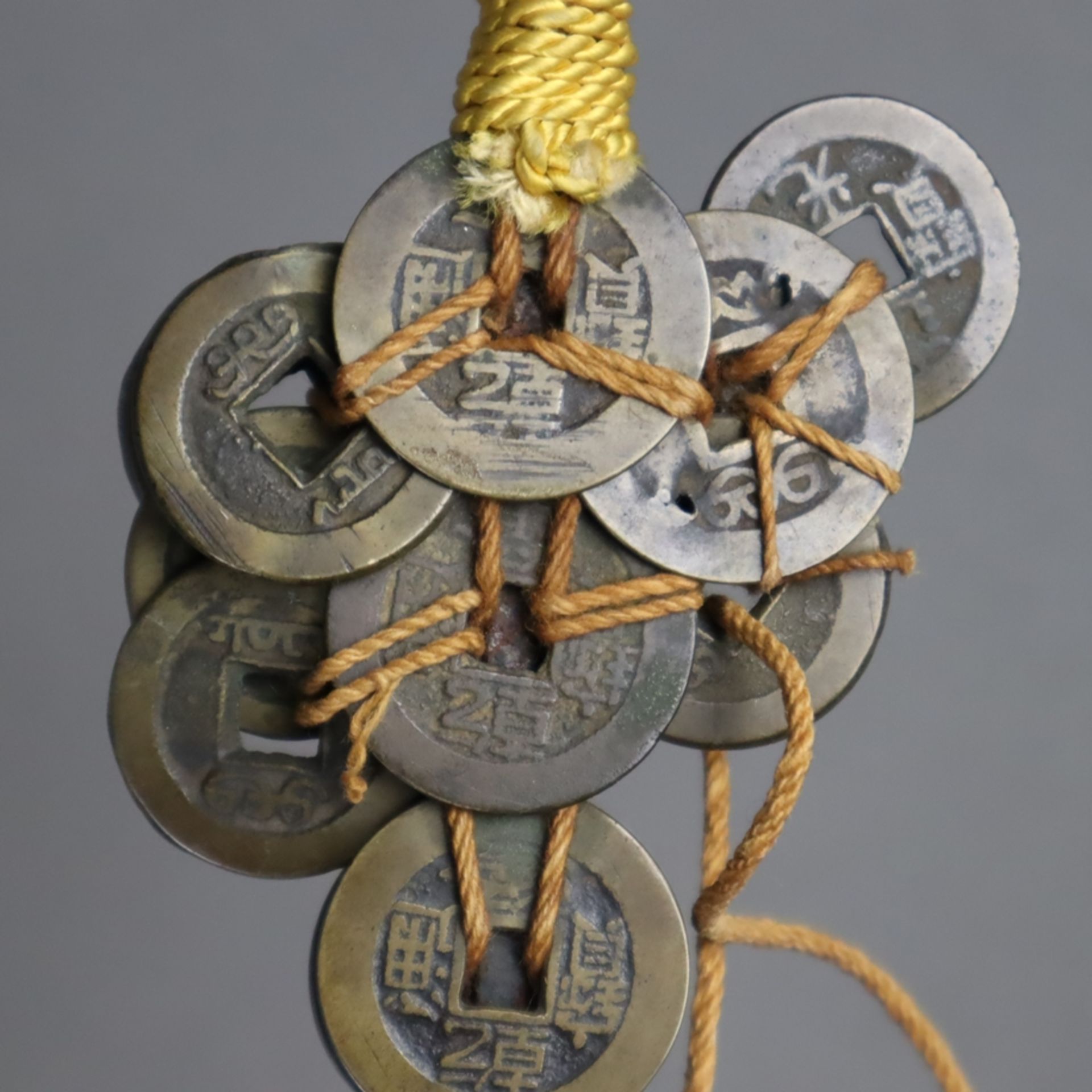 Münzschwert - China, chinesische Bronzemünzen mit viereckiger Lochung in Form e - Bild 4 aus 5