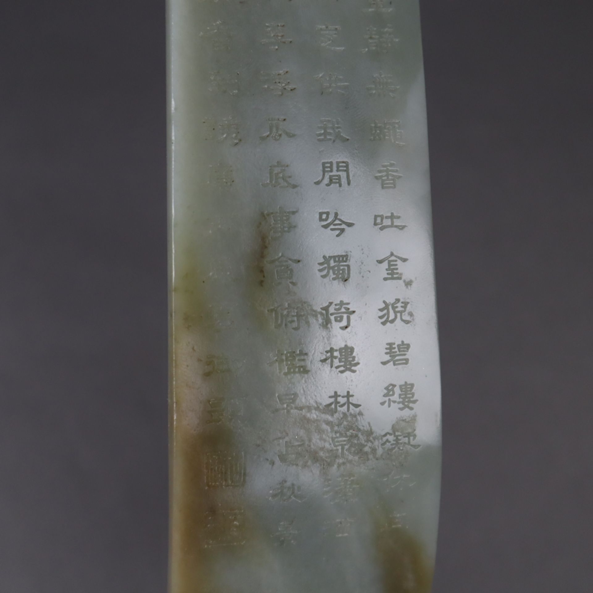 Großes Ruyi-Zepter - China, 20.Jh., seladonfarbene Jade mit weißlichen und brau - Bild 10 aus 11