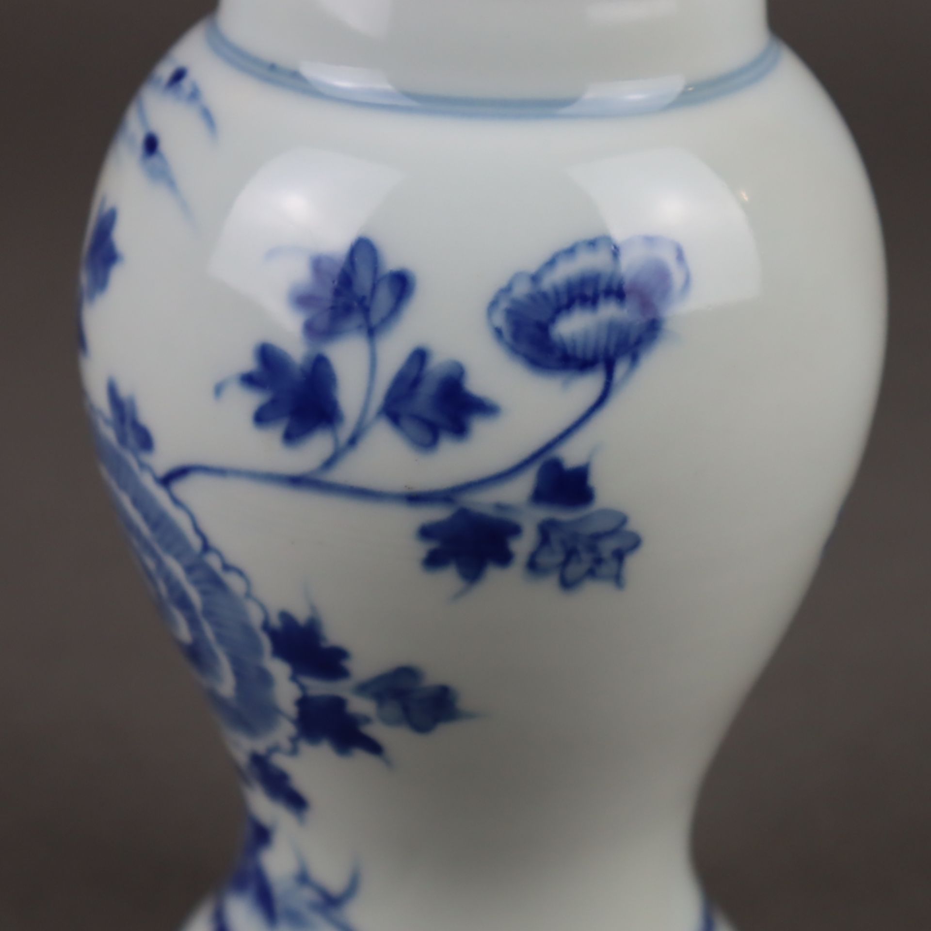 Kleine Gu-Vase - China, nach 1900, Porzellan, mit Blaumalerei in Unterglasur: P - Bild 7 aus 8