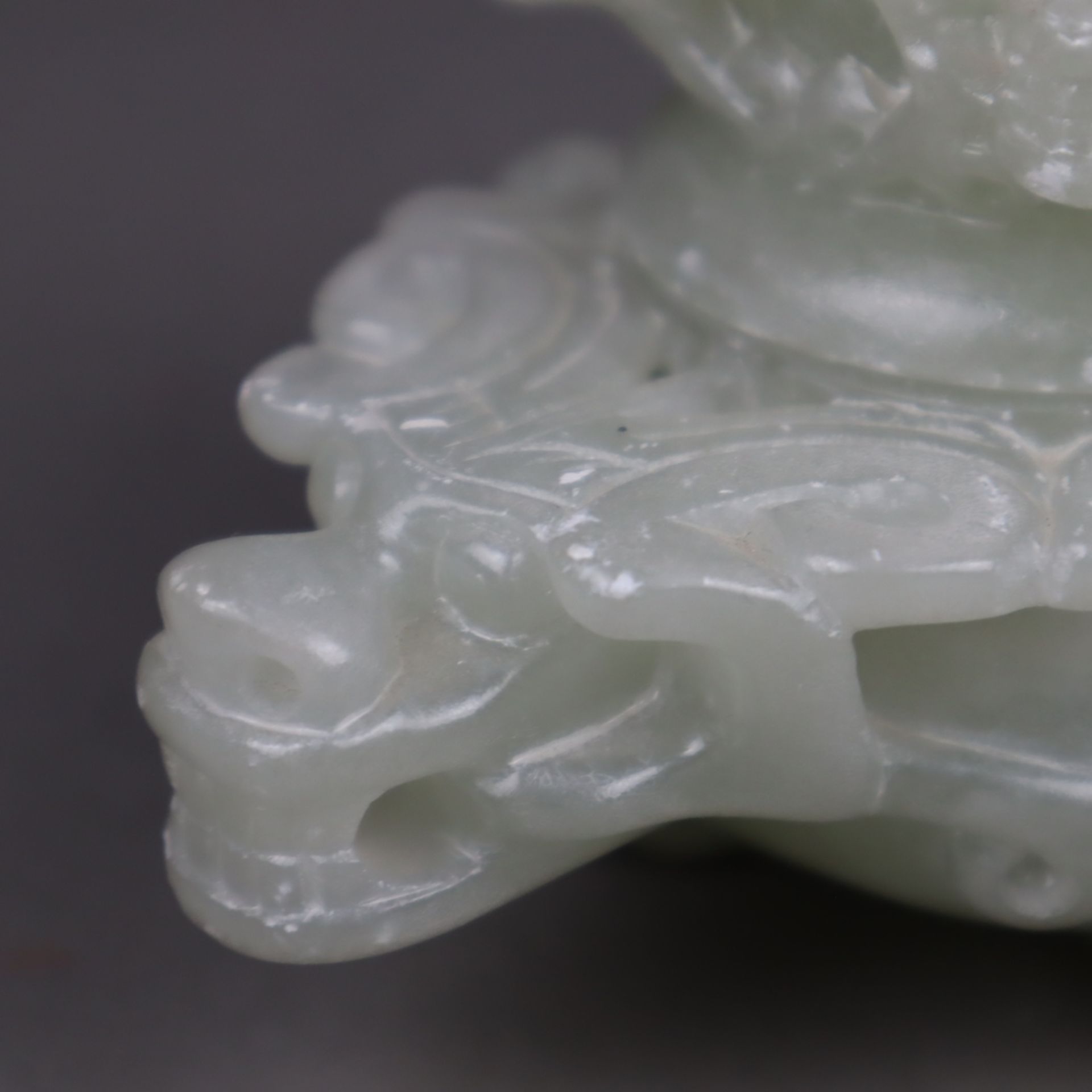 Deckelgefäß – China, Schnitzarbeit aus glänzendem transluzentem Speckstein (ähn - Bild 2 aus 6