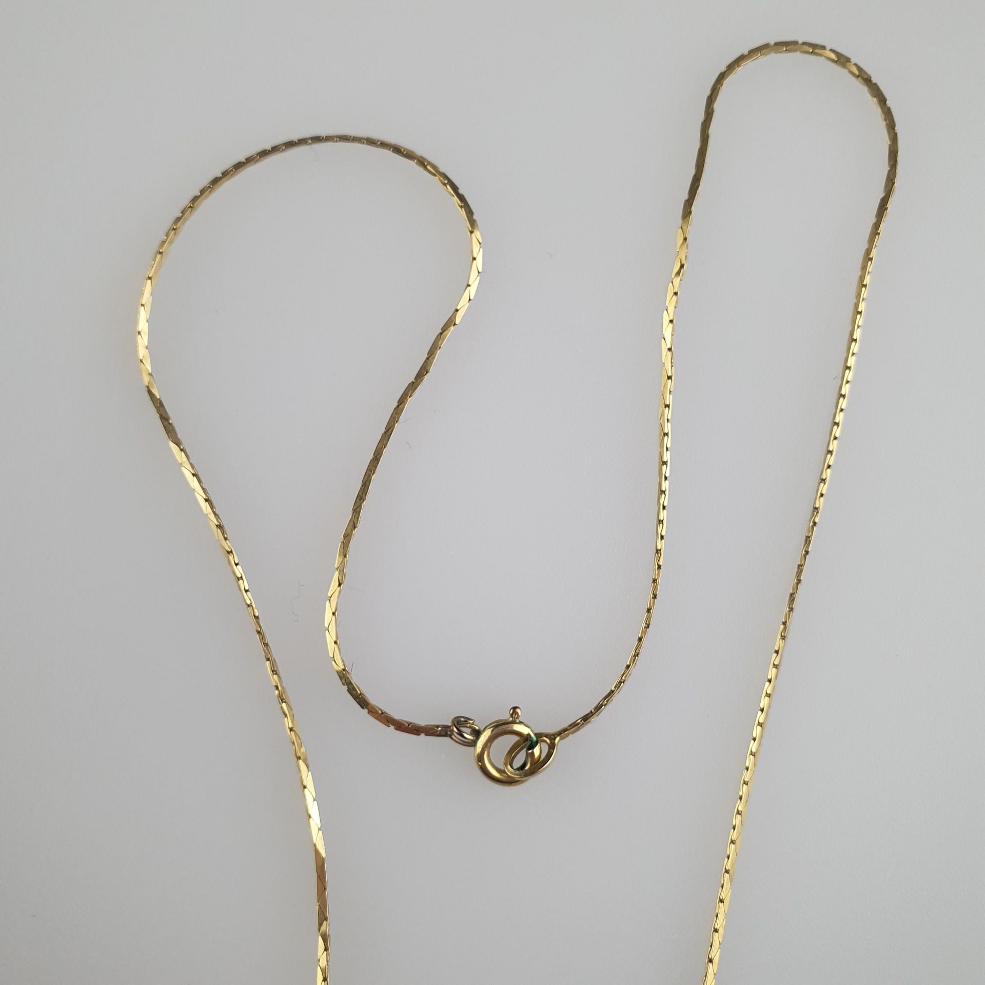 Zarte Collierkette - Gelbgold, Punze unvollständig, wohl "333", mittig Zierorna - Bild 3 aus 4