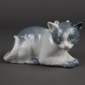 Tierplastik "Katze" - Nao/Lladro, Spanien, Porzellan, naturalistisch bemalt in