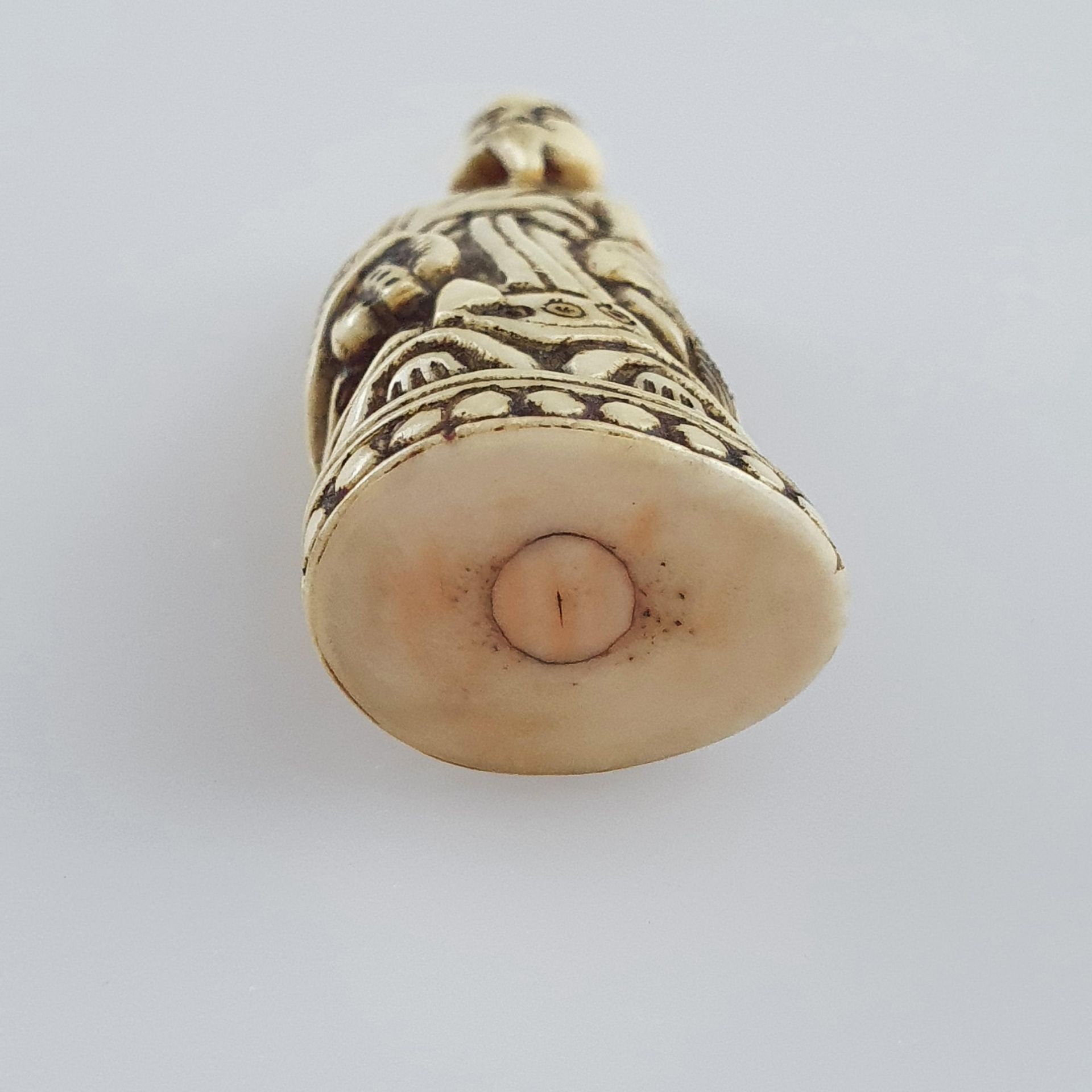 Schmales Katabori-Netsuke - Japan, Elfenbein, fein geschnitten, Höfling im lang - Bild 7 aus 7