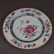 Teller - China, Porzellan mit Aufglasur-Dekor, im Spiegel Päonienblüte sowie an