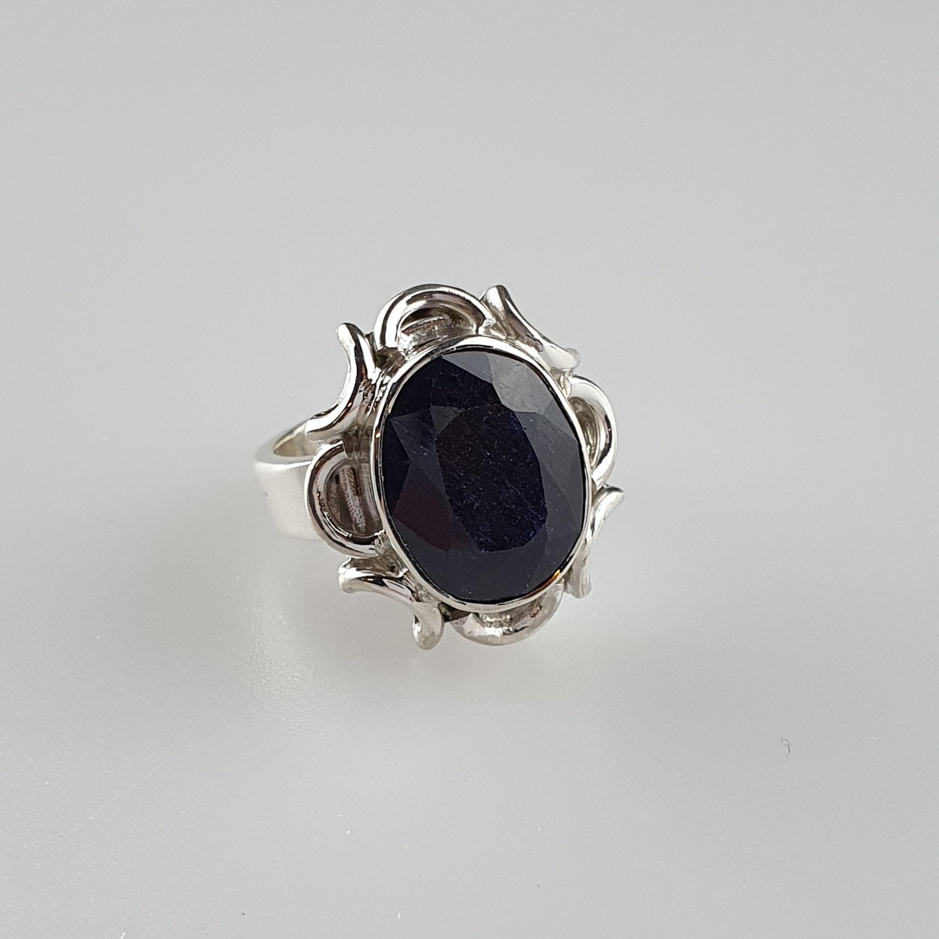 Saphirring - 925er Silber, Ringkopf besetzt mit oval facettiertem blauem Saphir
