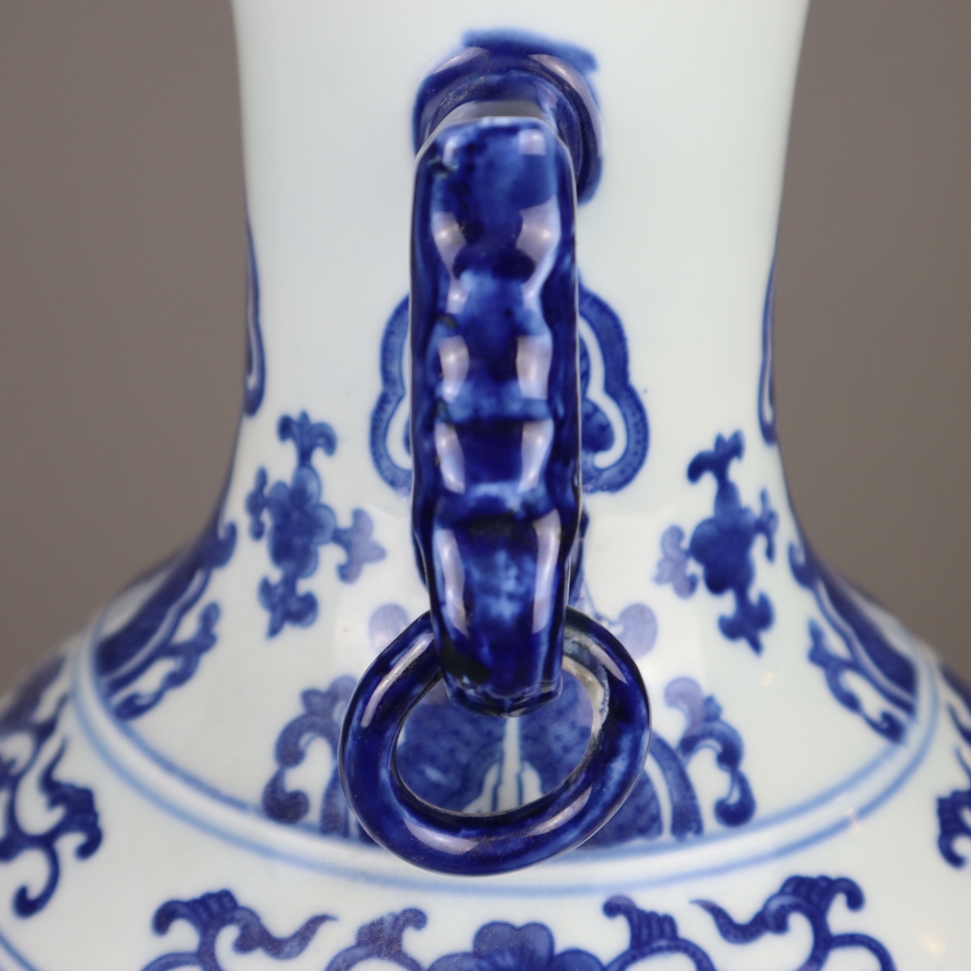Blau-weiße Vase - China, Balusterform mit leicht ausgestellter Mündung, dekorie - Image 6 of 11