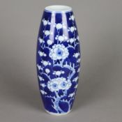 Vase mit Blütendekor - China, 20. Jh., Porzellan, Weiß-blau-Malerei mit Pflaume