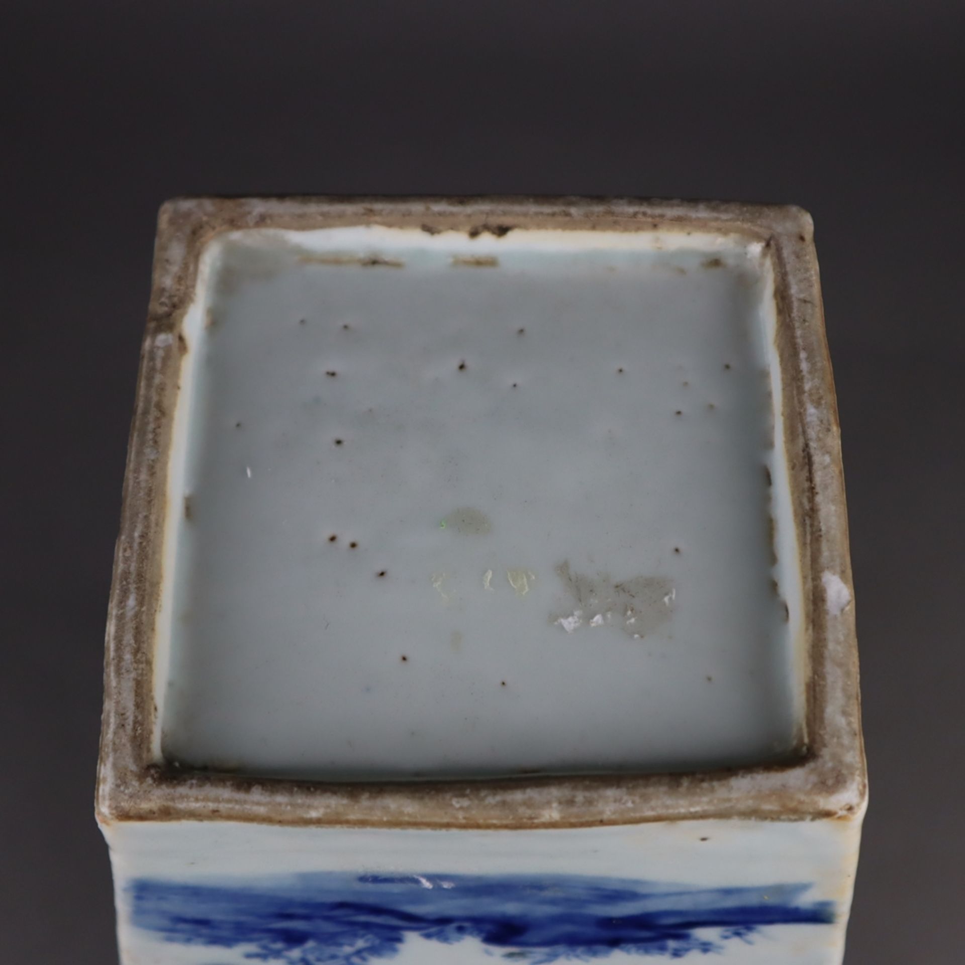 Blau-weiße Vierkantvase - China, Porzellan, Bemalung mit Landschaften mit Wächt - Bild 14 aus 14