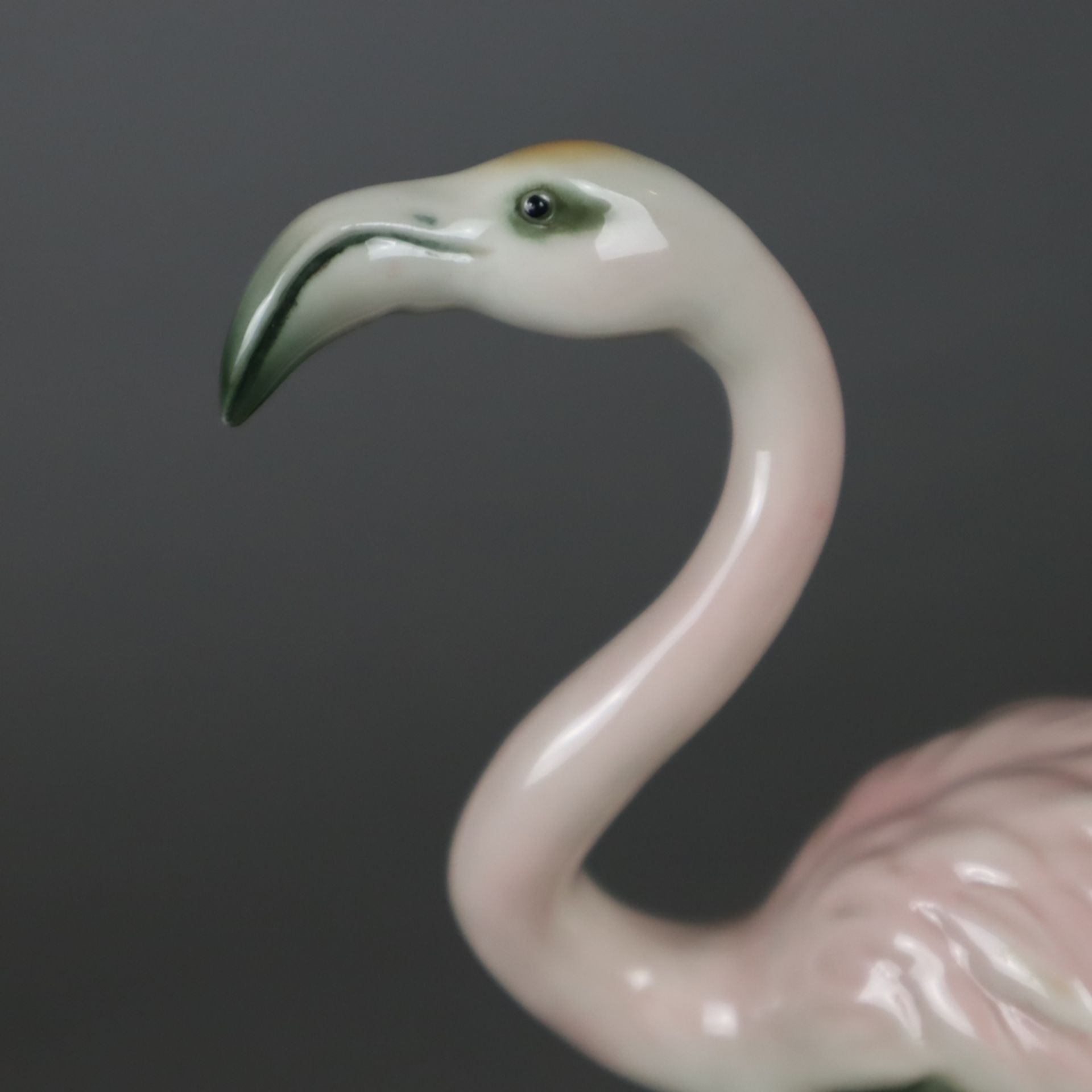 Tierplastik "Flamingo" - AK Kaiser, Porzellan, polychrom bemalt, auf naturalist - Image 4 of 10