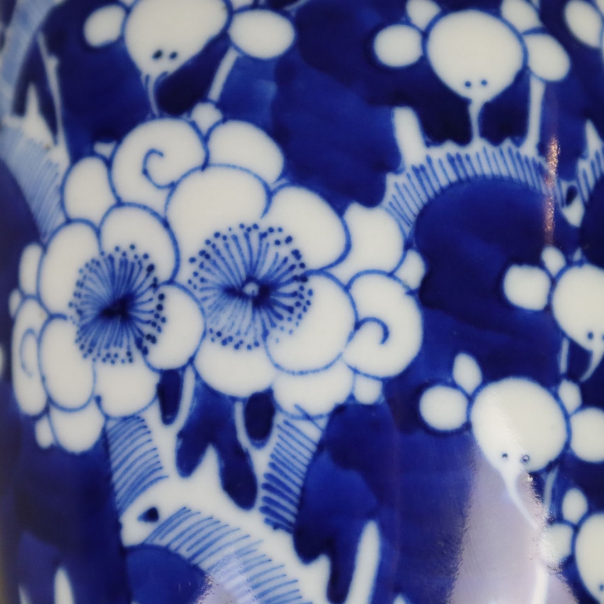 Vase mit Blütendekor - China, 20. Jh., Porzellan, Weiß-blau-Malerei mit Pflaume - Bild 5 aus 9