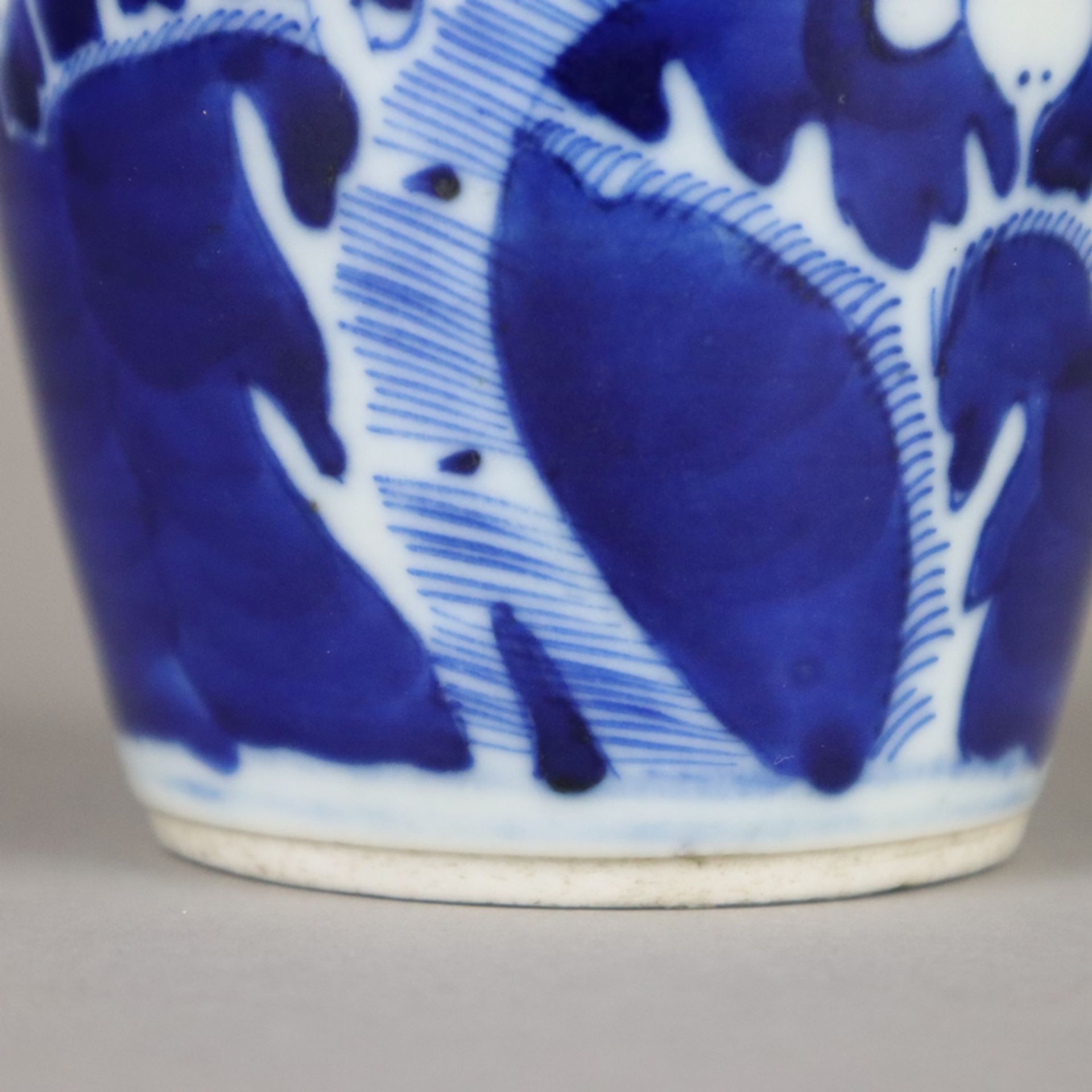 Vase mit Blütendekor - China, 20. Jh., Porzellan, Weiß-blau-Malerei mit Pflaume - Bild 7 aus 9