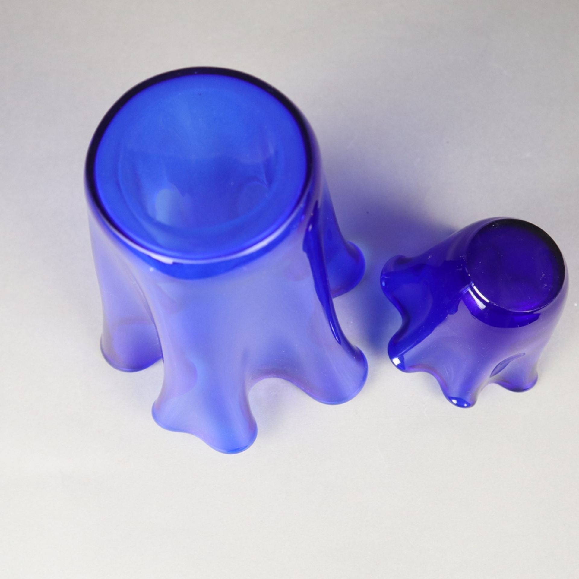 Zwei Ziervasen in "Fazzoletto"- Form - Taschentuchvasen, kobaltblaues Glas, meh - Bild 6 aus 6
