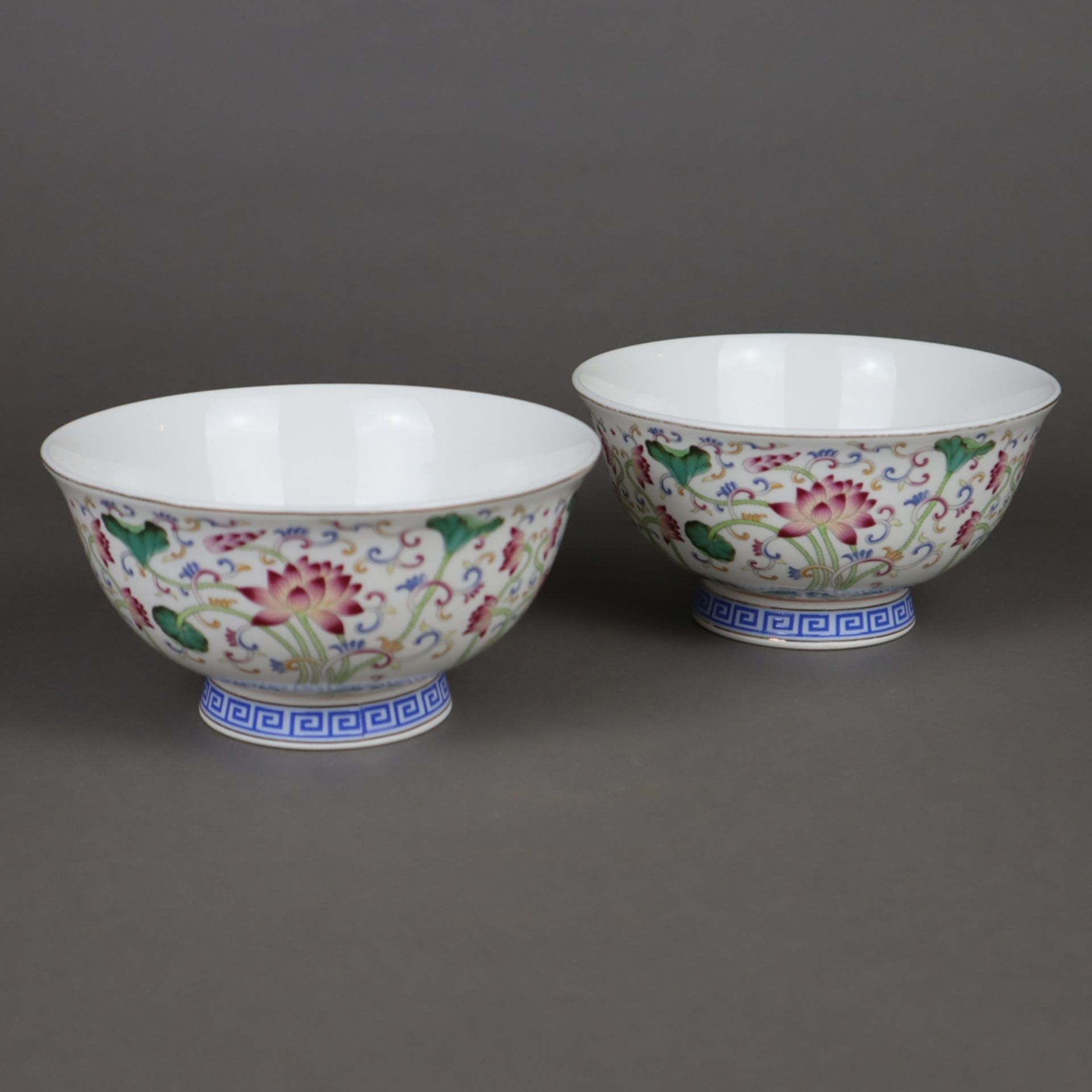 Paar Famille rose-Kummen - China, Porzellan mit Bemalung in polychromen Aufglas