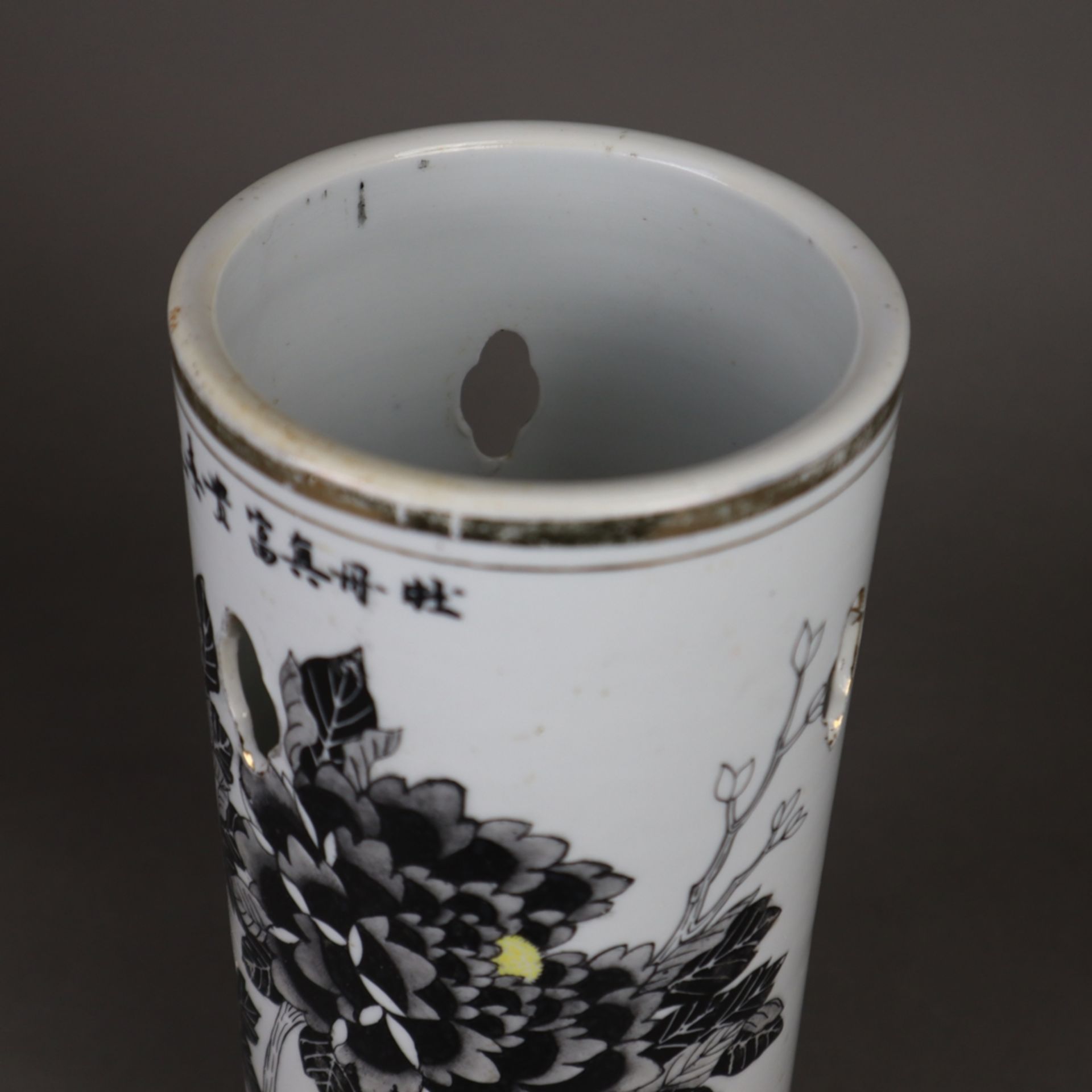 Hutstand - China, Porzellan, zylindrische Form mit Aussparungen in Vierpassform - Bild 2 aus 12