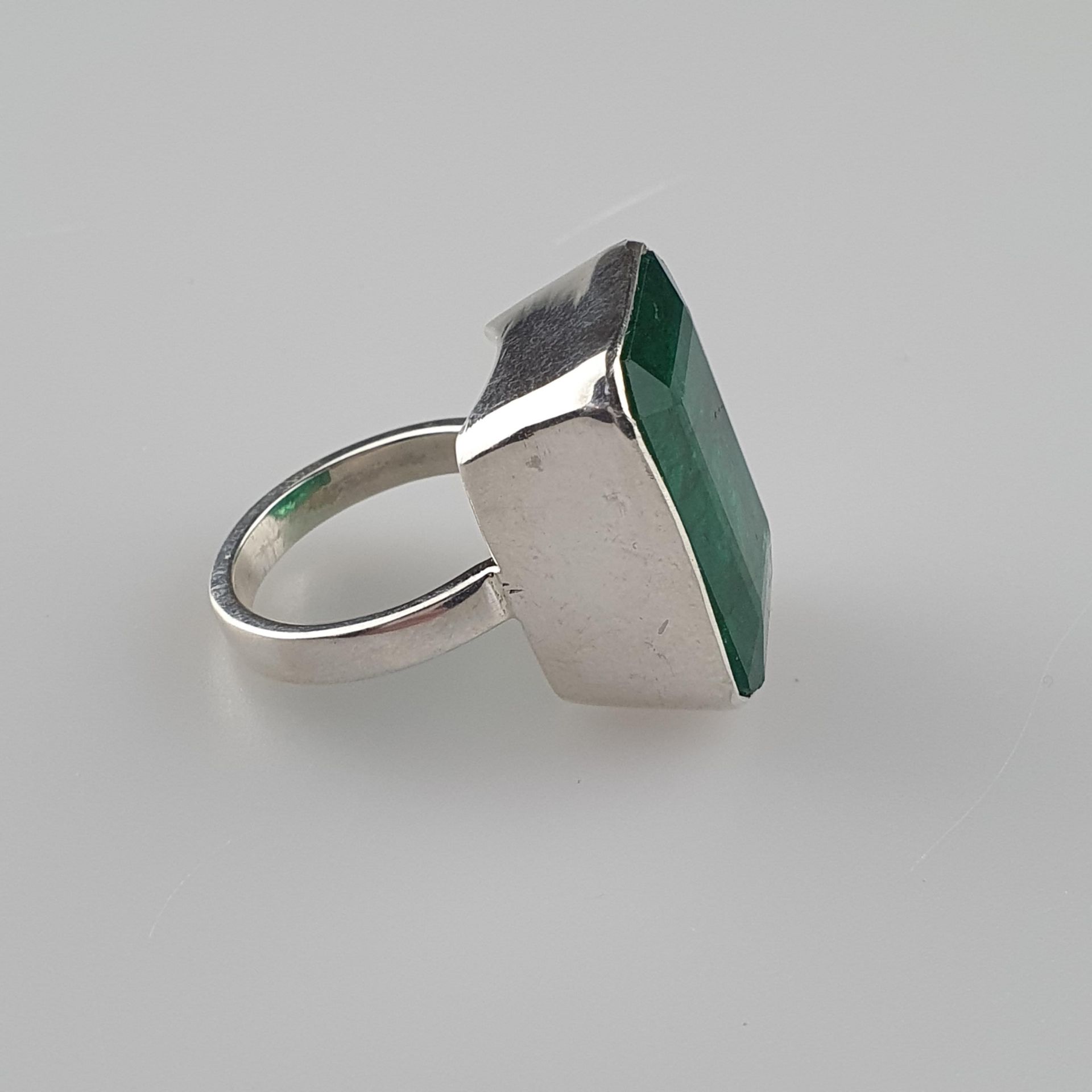 Smaragdring - 925er Silber, Ringkopf besetzt mit Smaragd 45 ct, D.ca.19,7 mm, G - Bild 3 aus 5