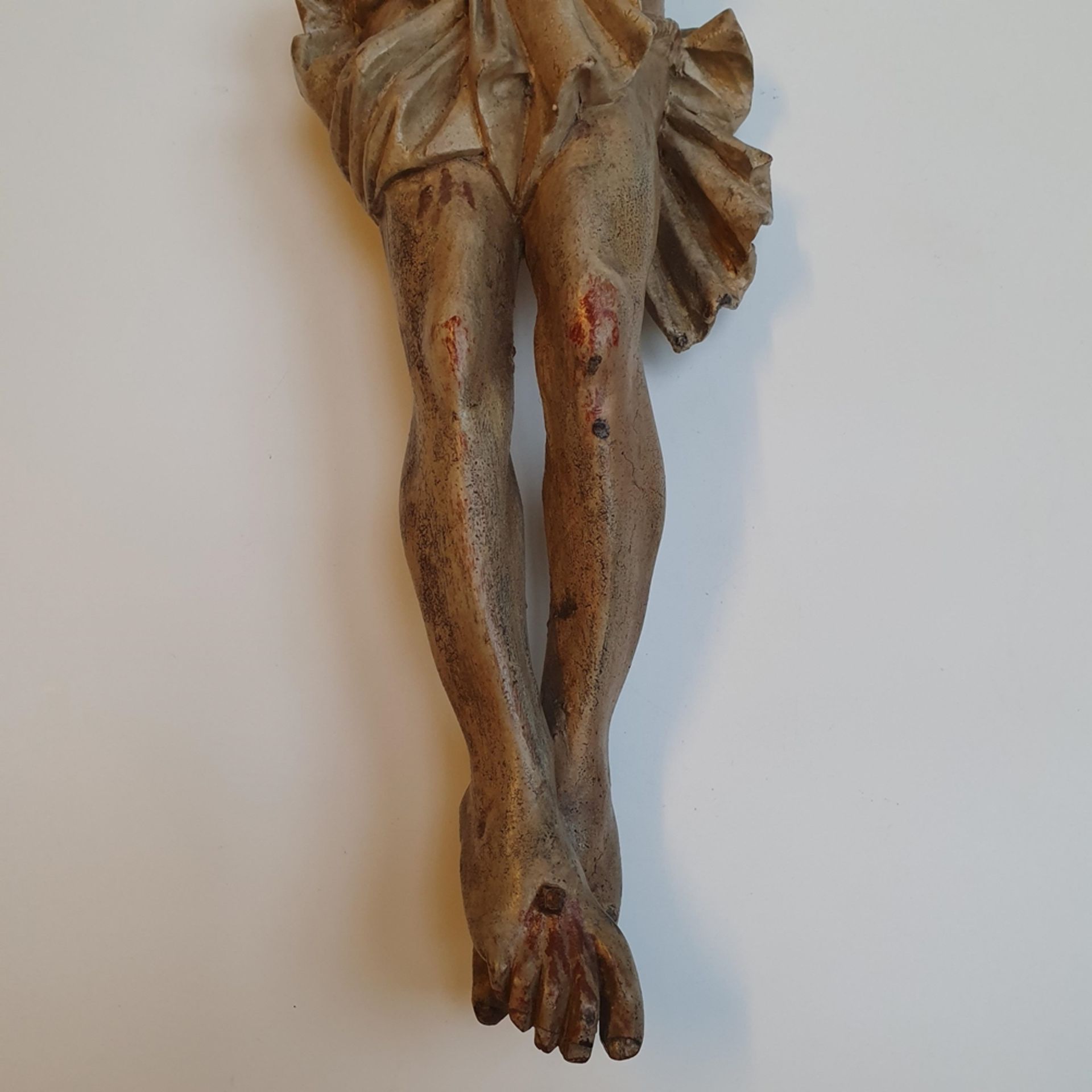 Kruzifix - 19. Jh. oder früher, Holz, vollrund geschnitzt, farbig gefasst, Dars - Image 7 of 13