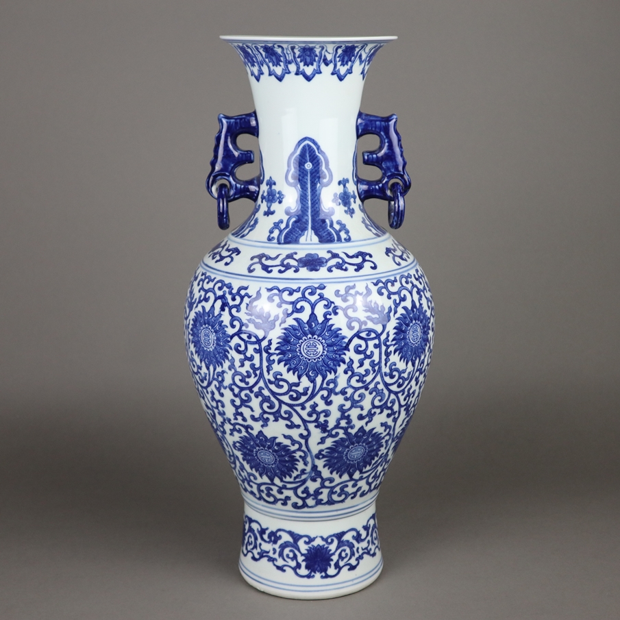Blau-weiße Vase - China, Balusterform mit leicht ausgestellter Mündung, dekorie
