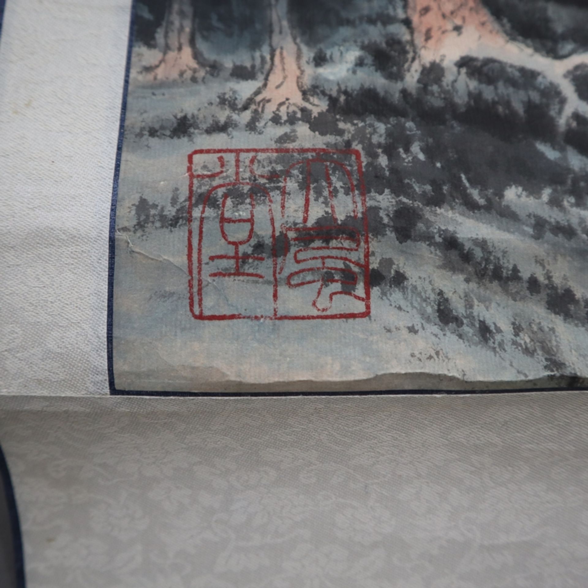 Chinesisches Rollbild - Ansicht eines Pavillons inmitten von Kiefern am Fuße eines Bergmassivs, Tus - Bild 12 aus 16