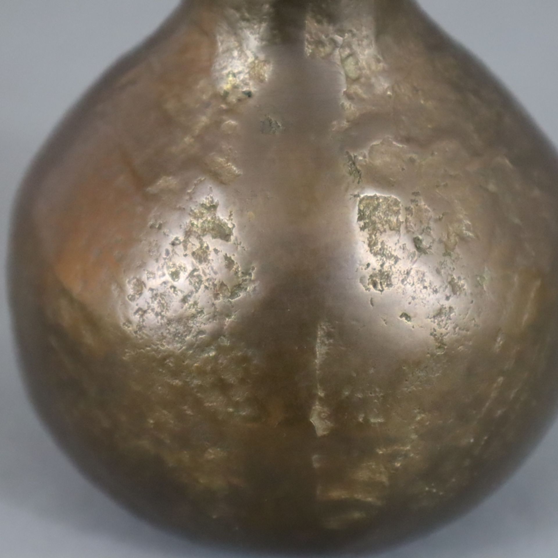 Kleiner Henkelkrug - Bronzelegierung mit brauner Patina, gebauchte Form mit Henkel, H: ca.11 cm, Ge - Image 5 of 6