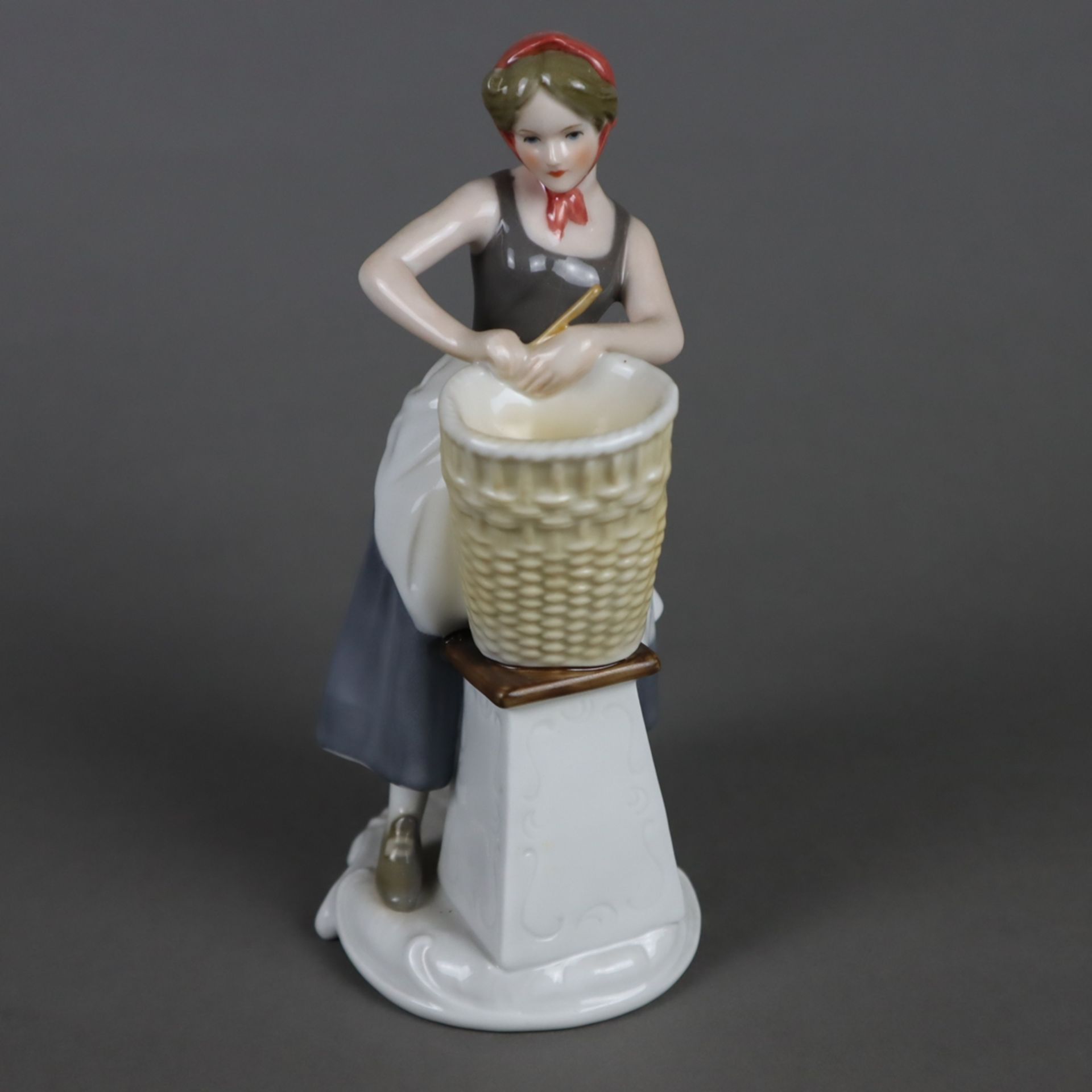 Porzellanfigur "Korbflechterin" - Goebel, Modell-Nr.16 053 aus der Handwerker-Serie, Porzellan, pol